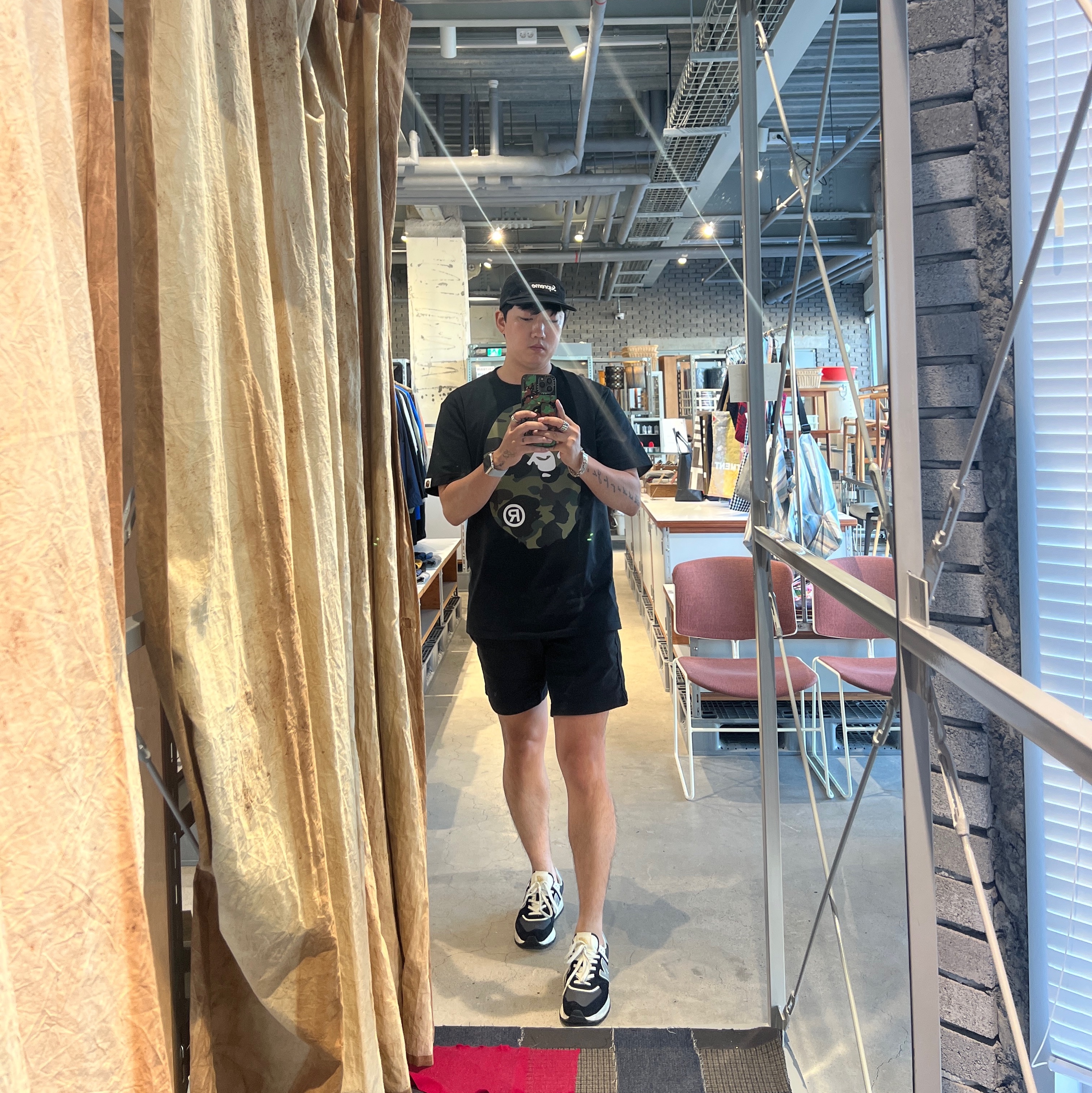 Supreme Washed Chino Twill Camp Cap Black, BAPE Color Camo Big Ape Head T-Shirt White Navy 착용 스타일 - 1