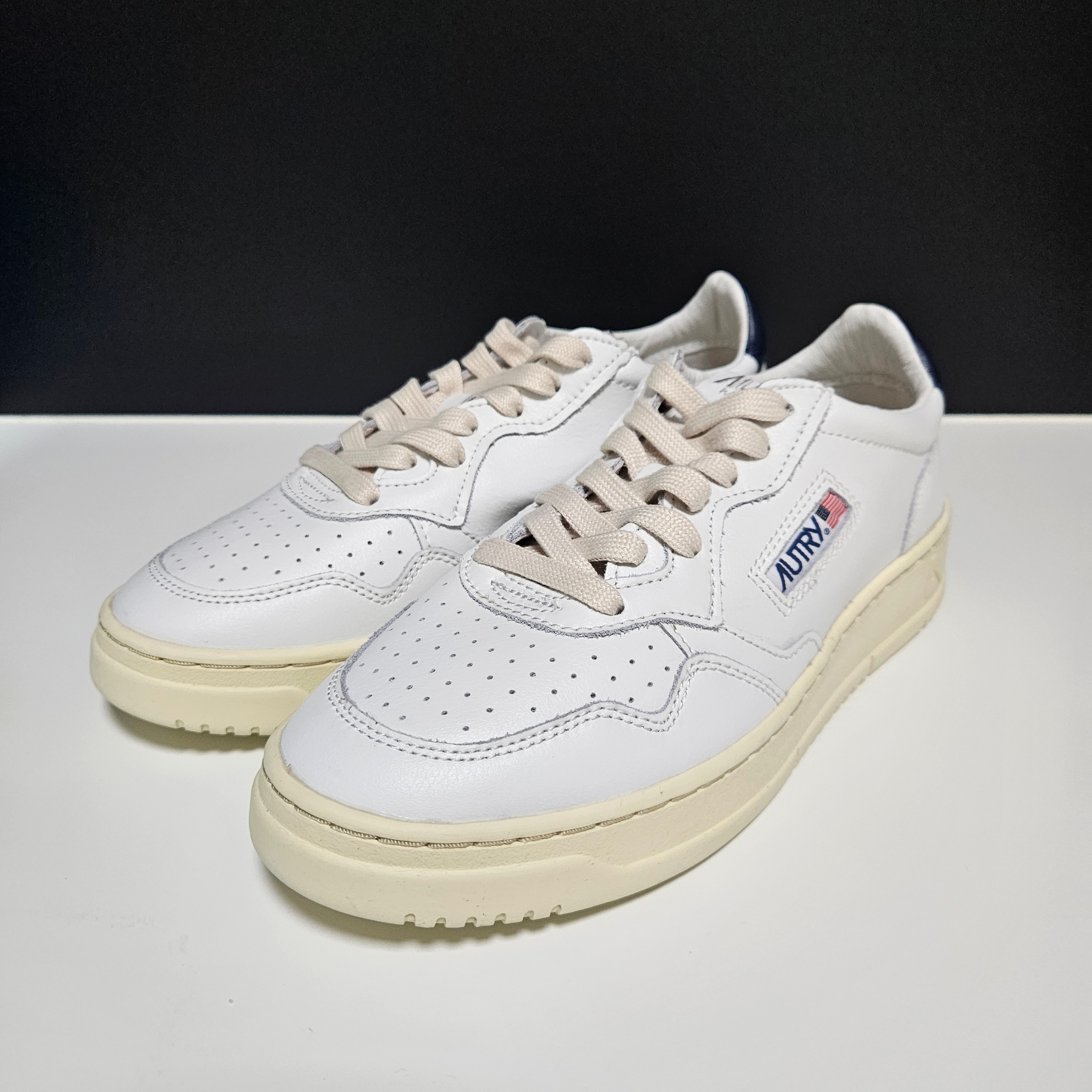 Autry Medalist Low Leather Sneakers White Blue 착용 스타일 - 1