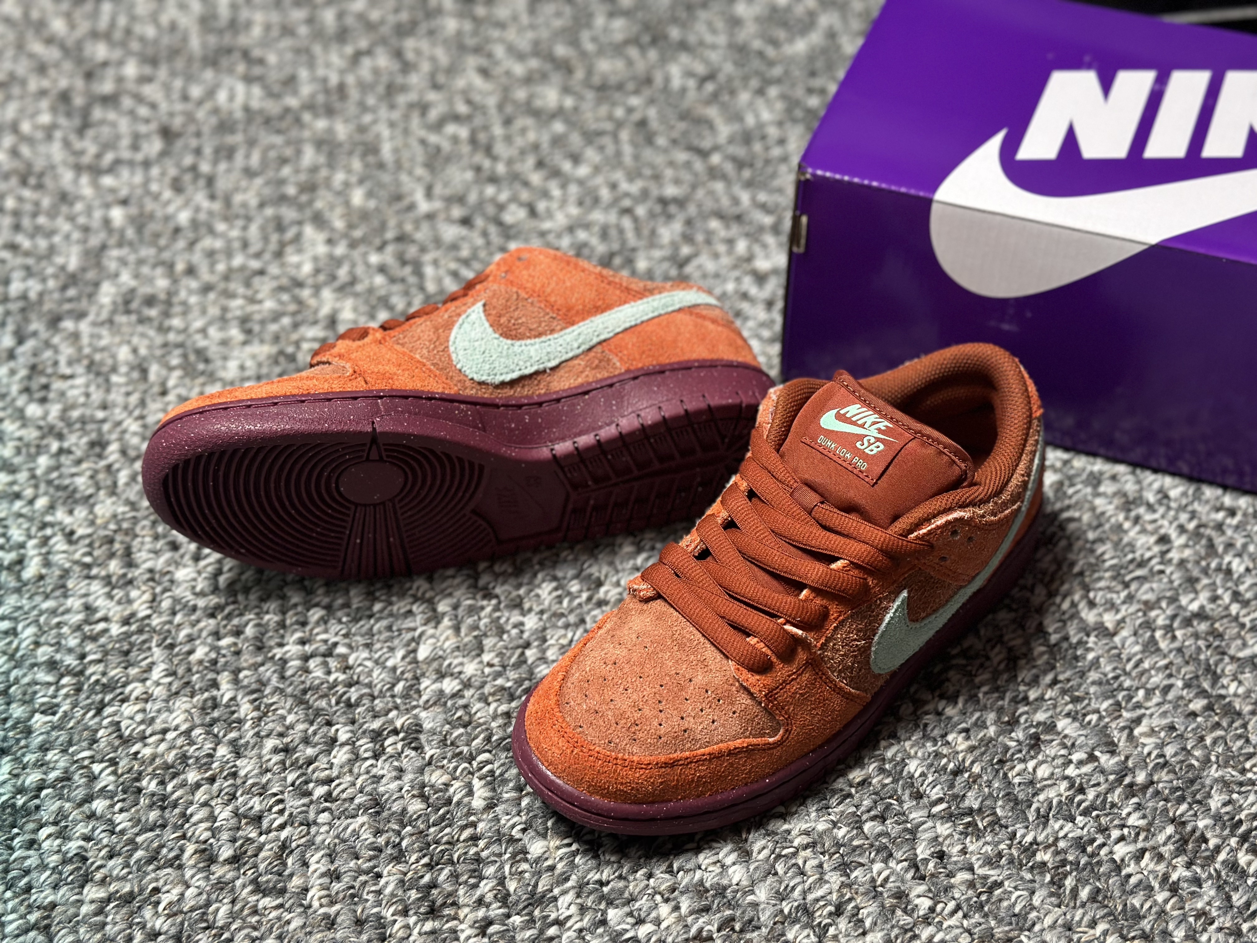 Nike SB Dunk Low Pro Premium Mystic Red and Rosewood 착용 스타일 - 2