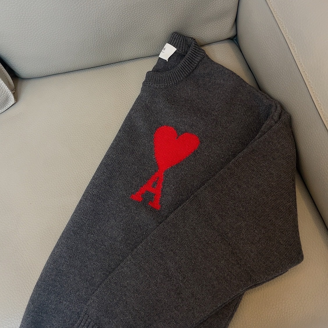 AMI de Coeur Oversize Intarsia Sweater Grey Red 착용 스타일 - 1