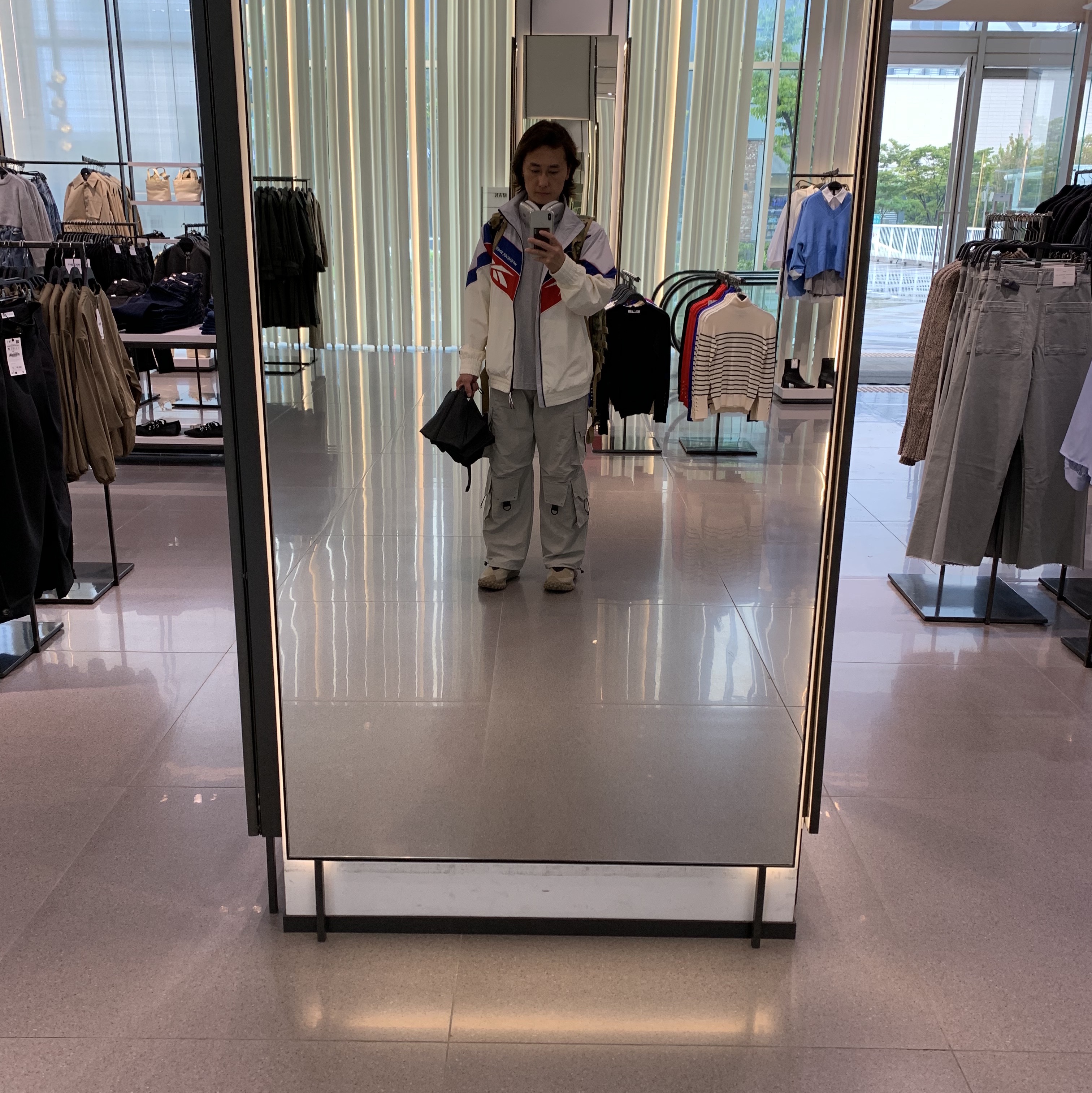Nike ACG Mountain Fly Gore-Tex Khaki, Apple AirPods Max Lightning Silver (Korean Ver.) 착용 스타일
