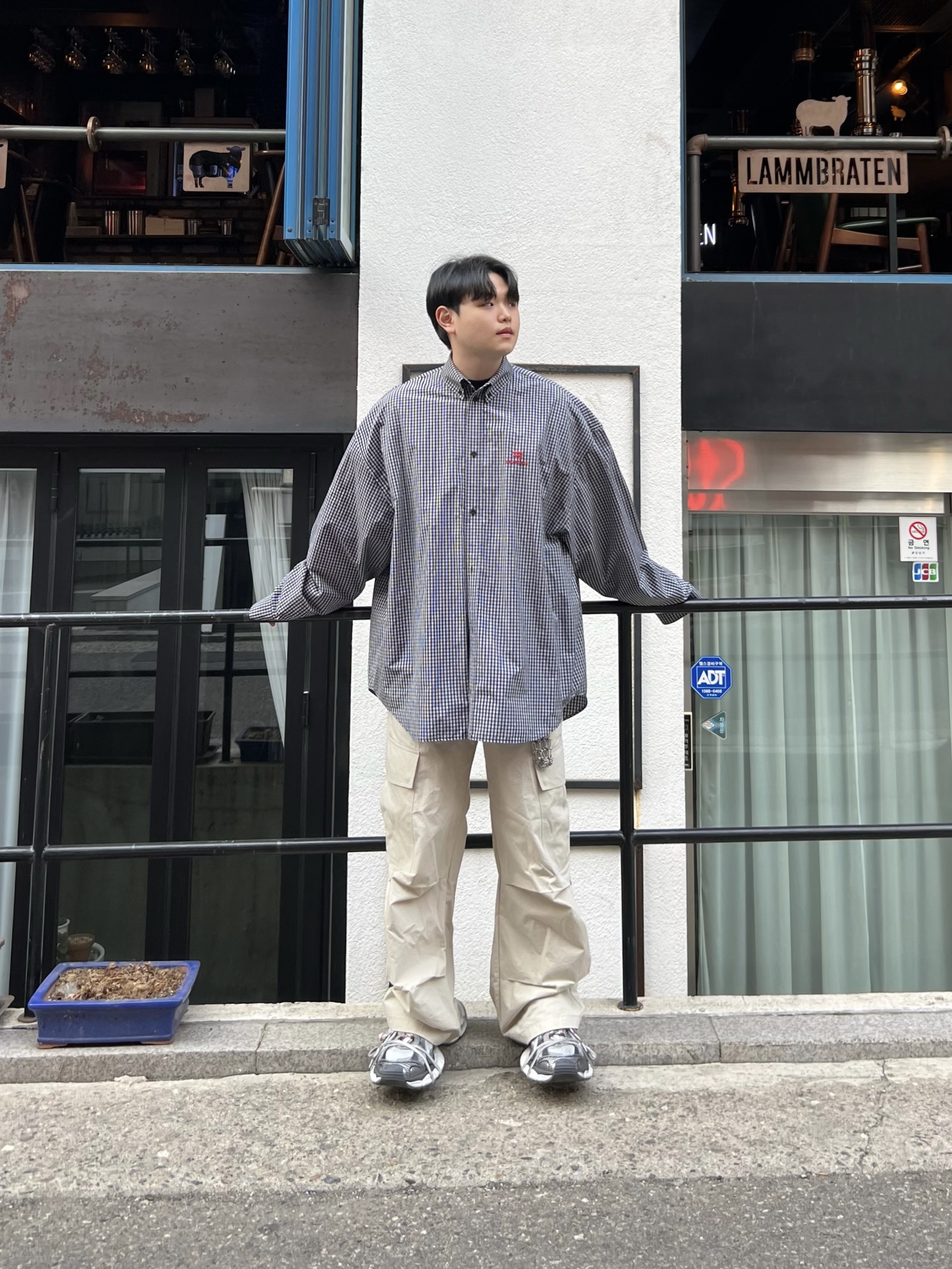 Balenciaga Micro Check Mix Poplin Sporty B Cosy Shirt Black White 착용 스타일 - 2