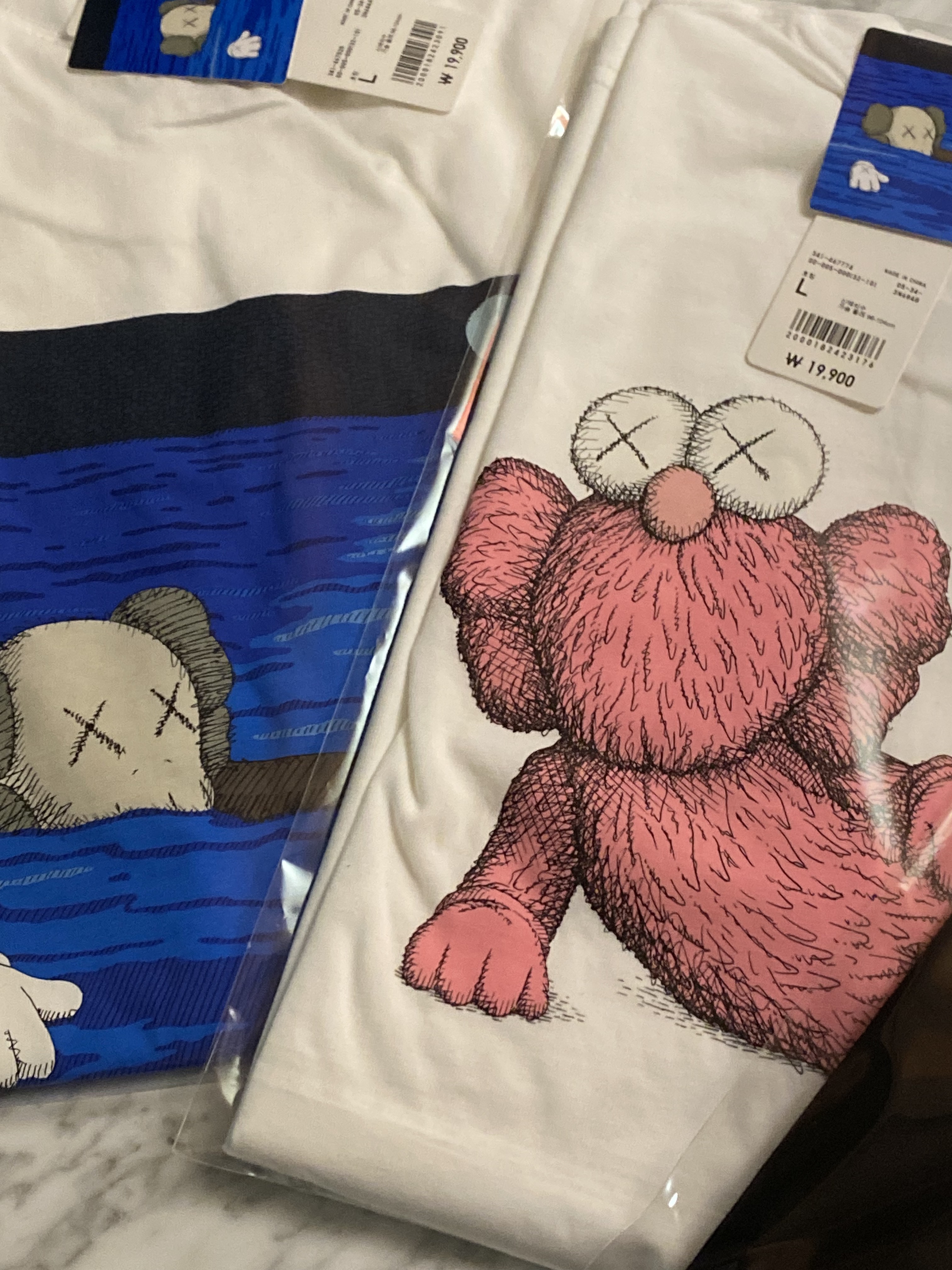 Uniqlo UT x Kaws Short Sleeve Graphic T-Shirt White, Uniqlo UT x Kaws Short Sleeve Graphic T-Shirt Black 착용 스타일 - 2