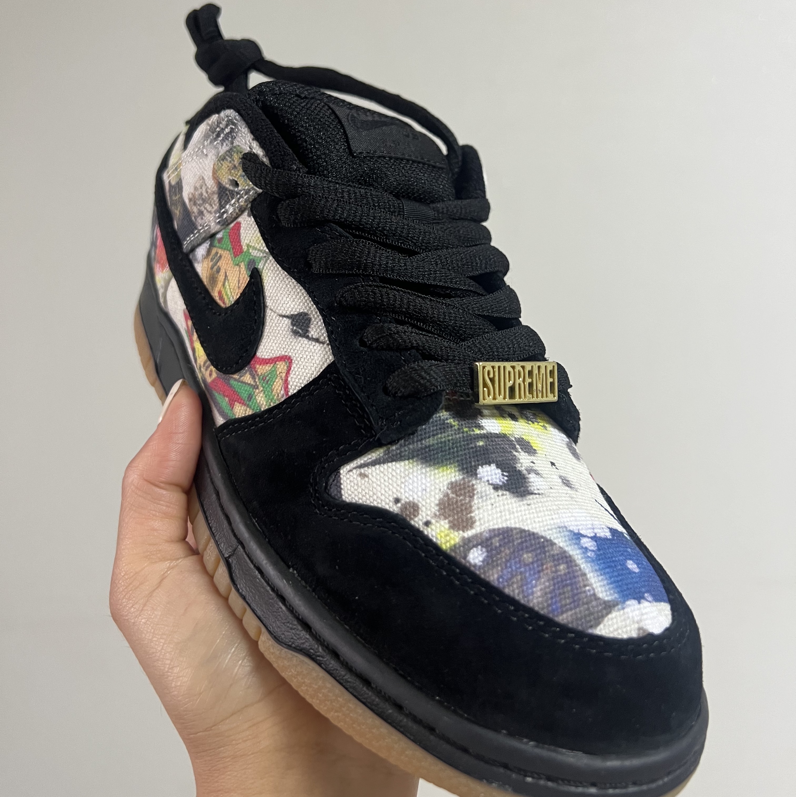 Nike x Supreme SB Dunk Low QS Rammellzee Black 착용 스타일 - 1