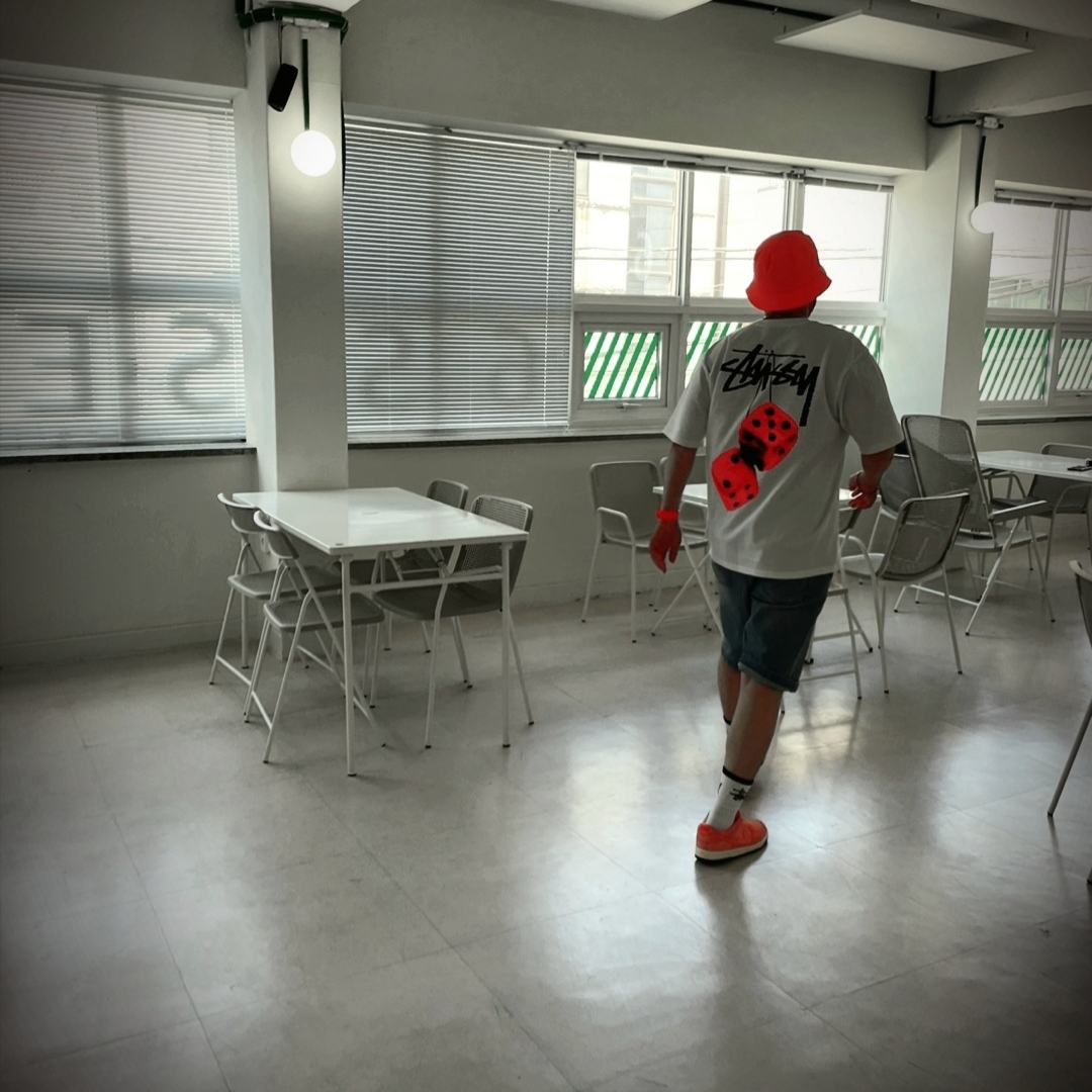 Stussy Fuzzy Dice T-Shirt White, Palace x CK1 Baggy Shorts Tinted Sandstone Indigo - 22SS 착용 스타일 - 5