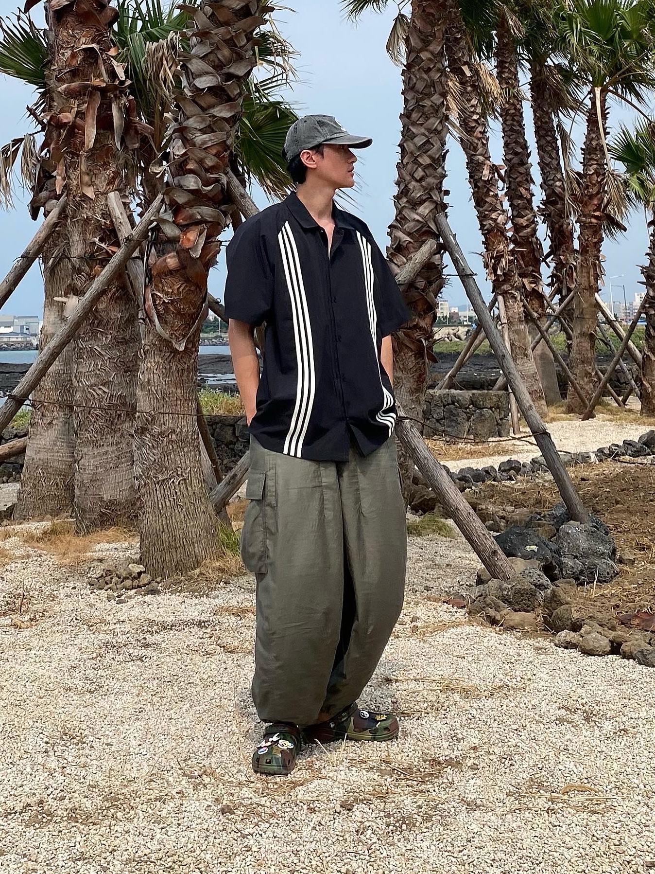 Crocs x Palace Classic Clog Woodland Camo, Supreme Pigment Print S Logo 6-Panel Black - 22FW 착용 스타일 - 1