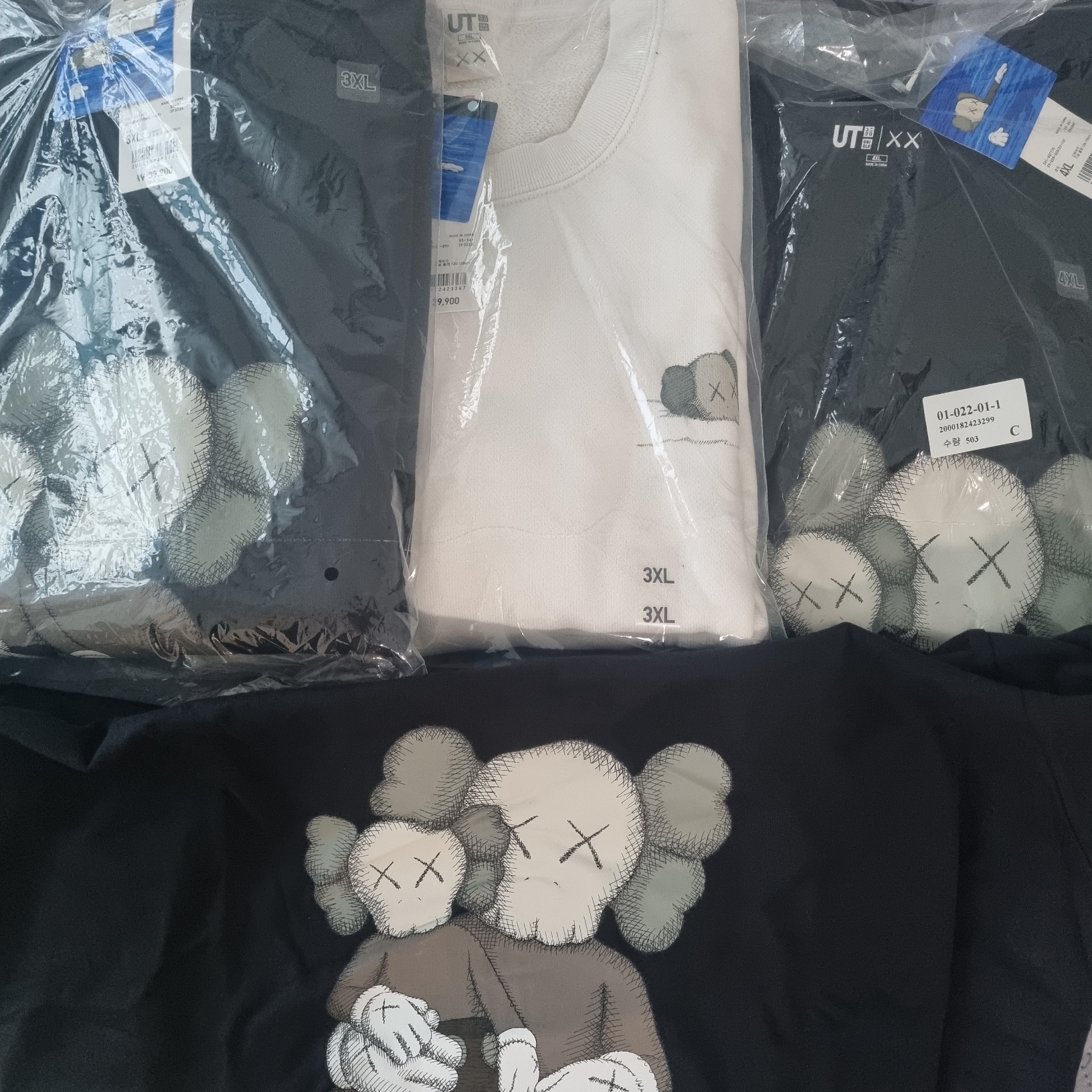 Uniqlo UT x Kaws Long Sleeve Sweatshirt Black, Uniqlo UT x Kaws Short Sleeve Graphic T-Shirt Black 착용 스타일