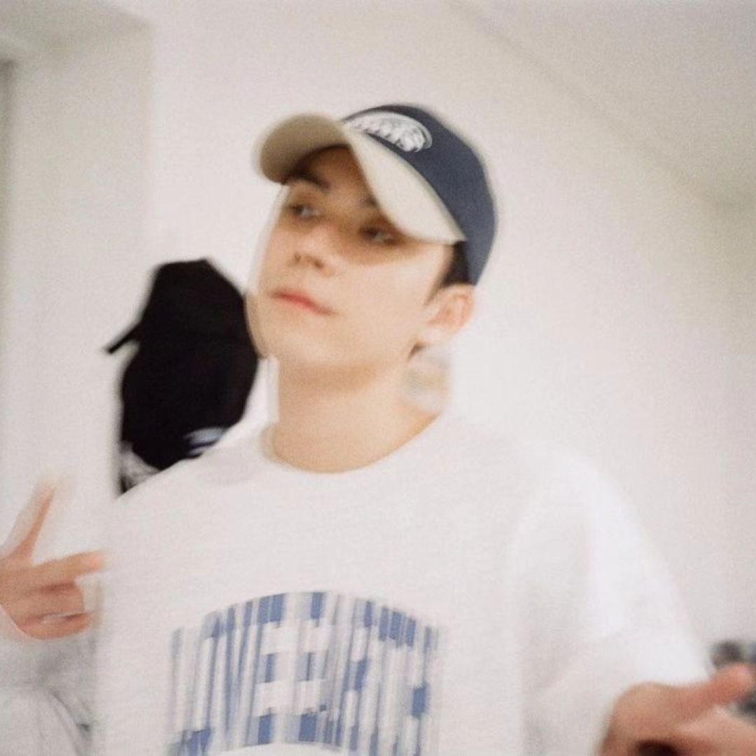 Emis New Logo Mix Ball Cap Beige Navy 착용 스타일 - 2