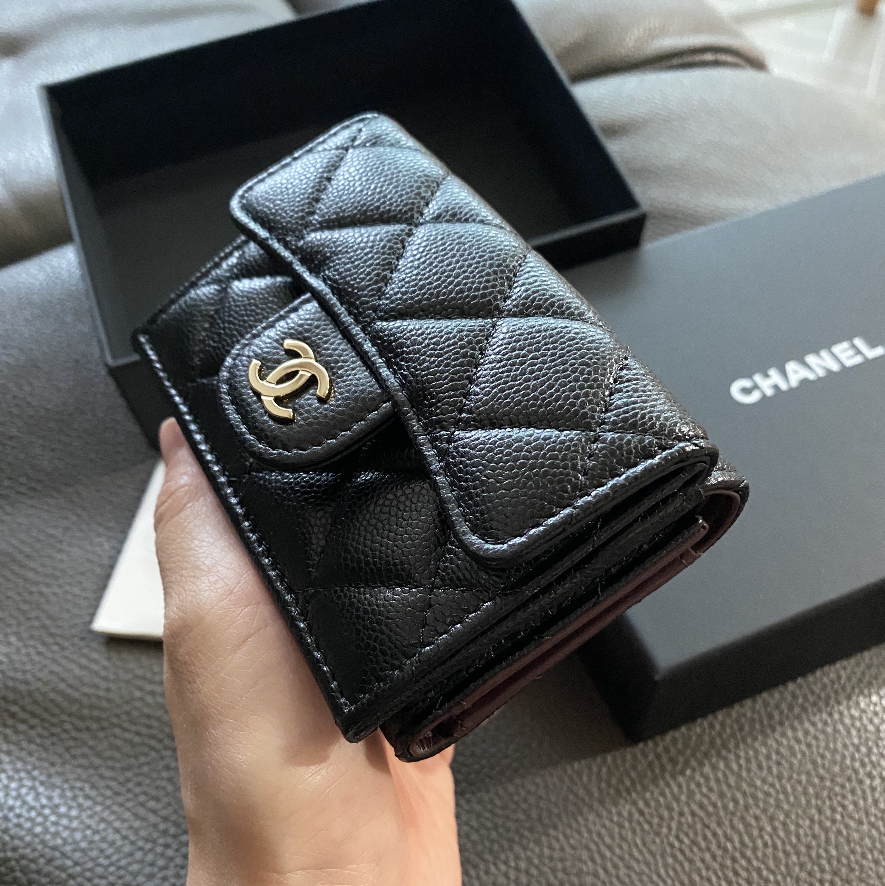 Chanel Classic Small Flap Wallet Grained Shiny Calfskin & Gold Black 착용 스타일 - 2