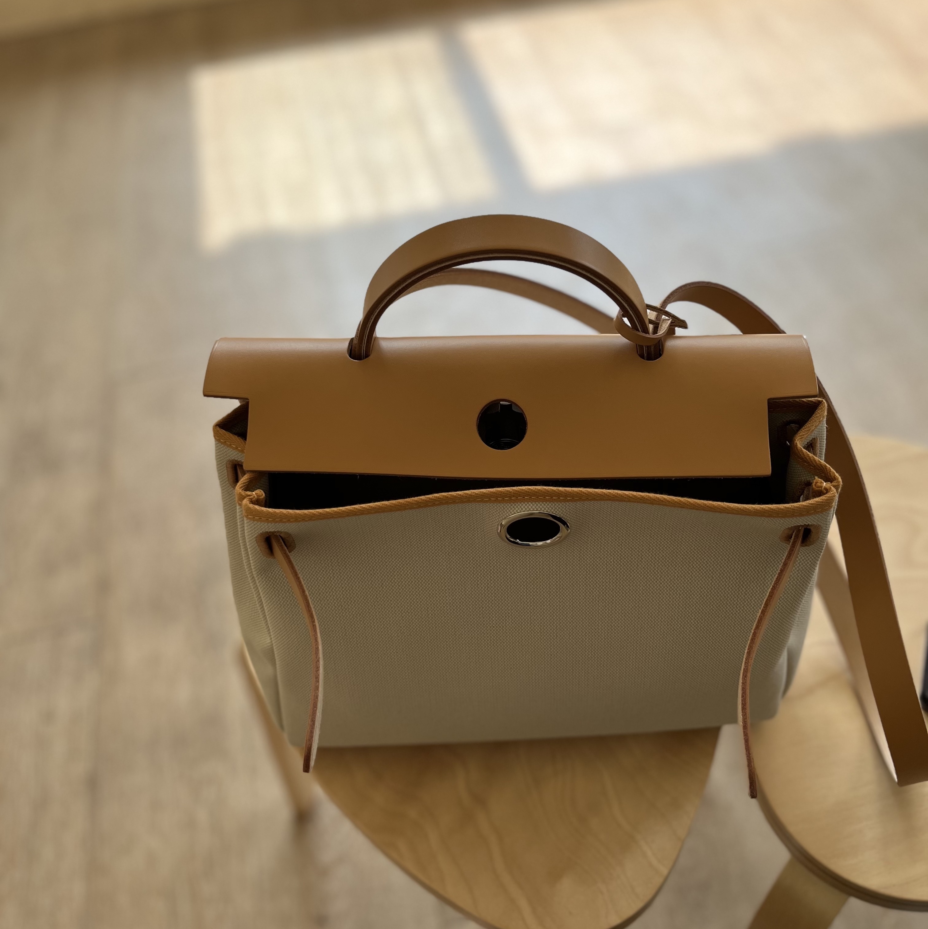 Hermes Herbag Zip 31 Bag Military Canvas Hunter Cowhide & Palladium Beton Naturel Sable 착용 스타일