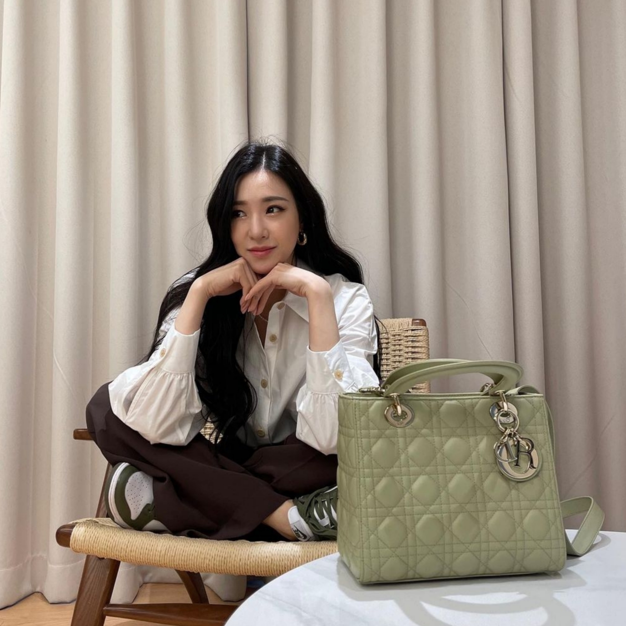 Dior Small Lady Bag My ABCDior Cannage Lambskin Ethereal Green, (W) Nike Dunk Low Medium Olive 착용 스타일 - 3