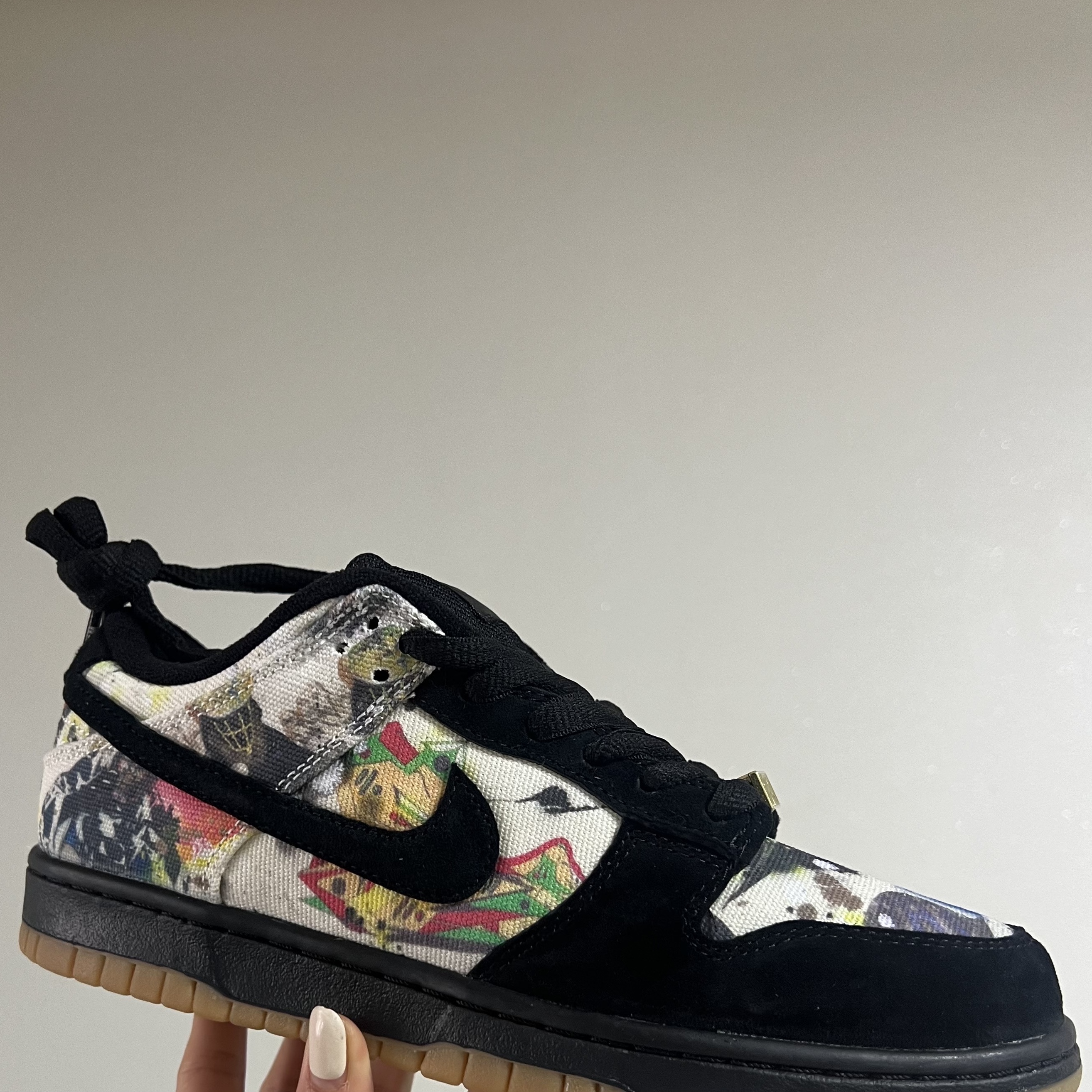 Nike x Supreme SB Dunk Low QS Rammellzee Black 착용 스타일 - 2