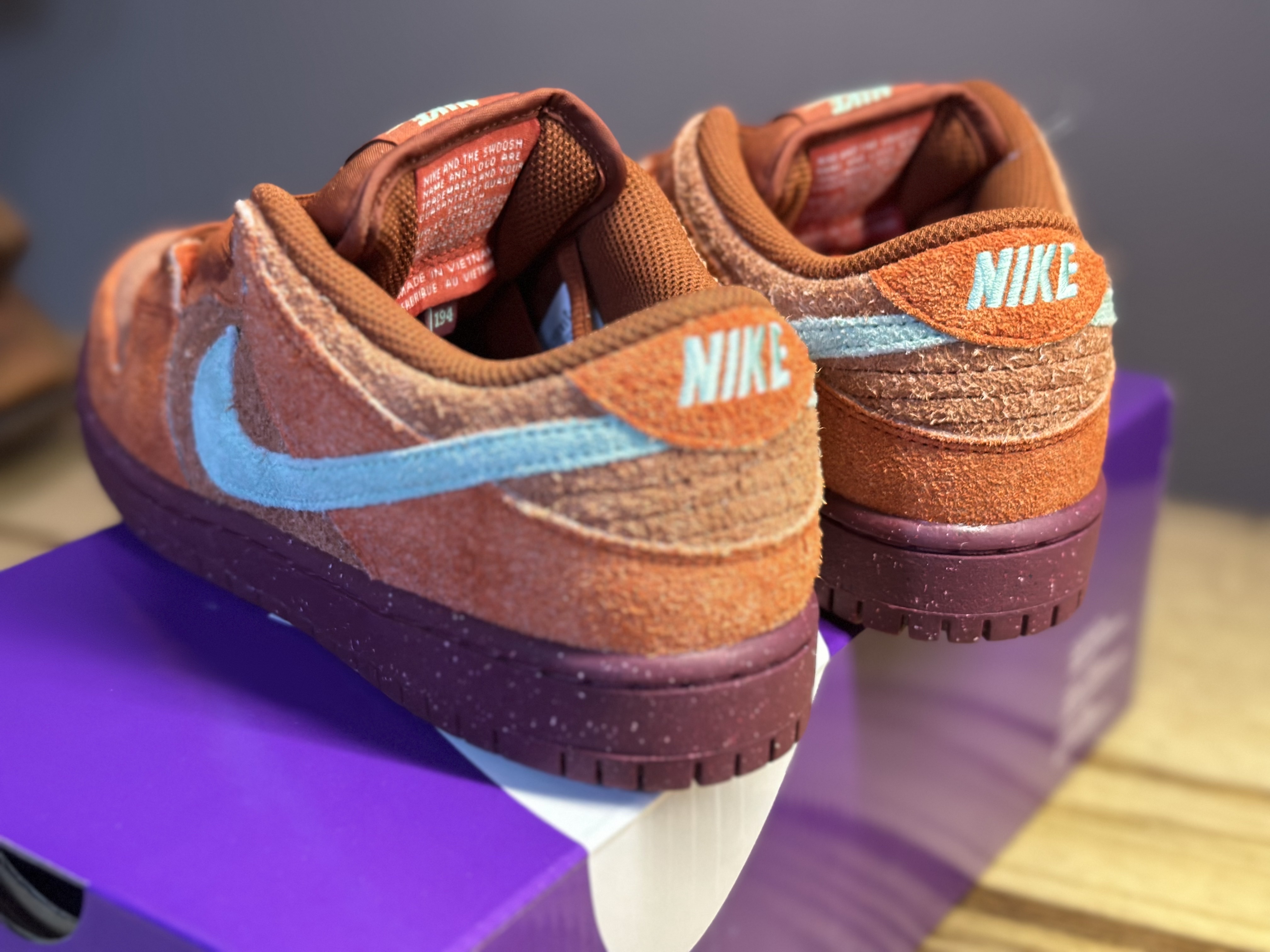 Nike SB Dunk Low Pro Premium Mystic Red and Rosewood 착용 스타일 - 4