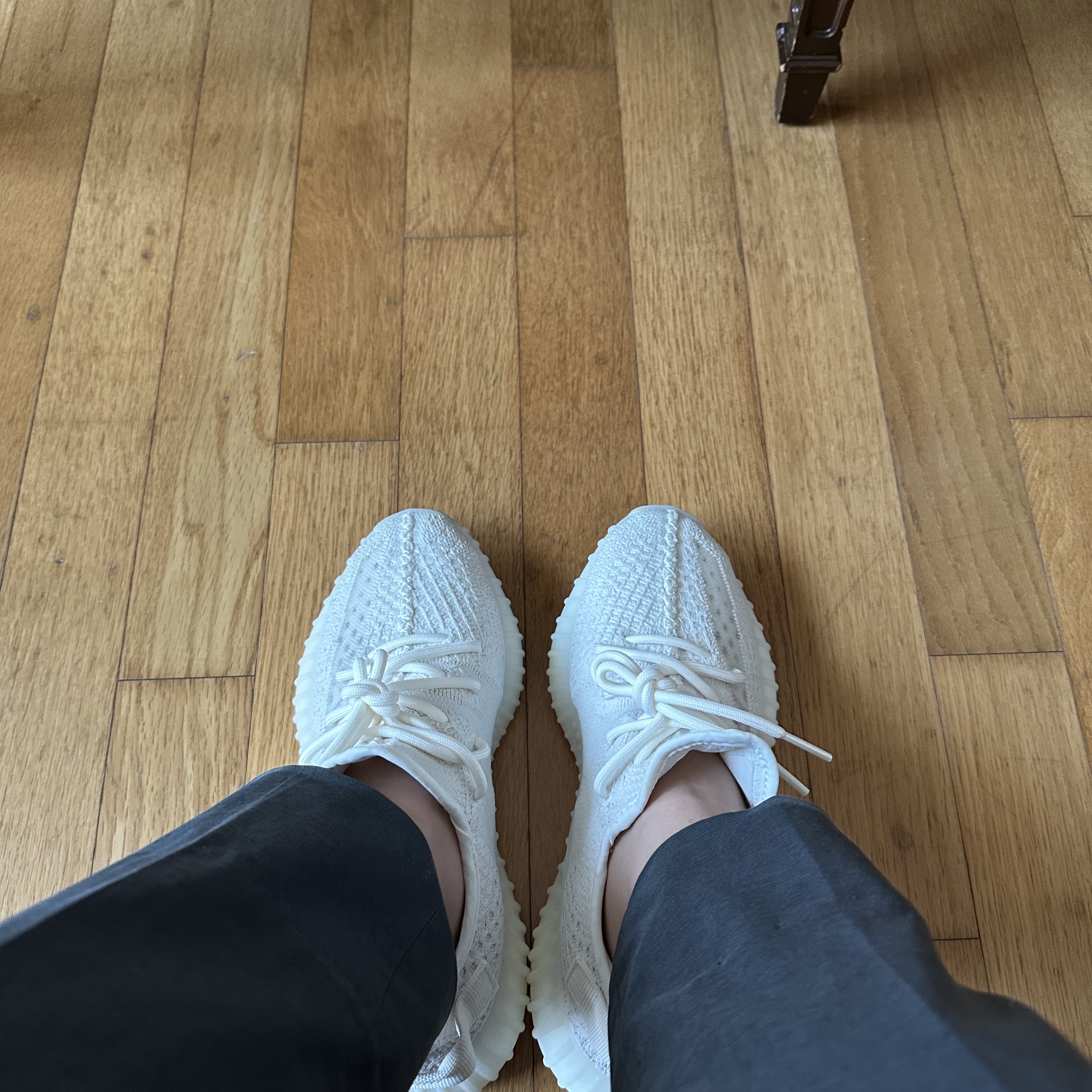 Adidas Yeezy Boost 350 V2 Bone 착용 스타일 - 4