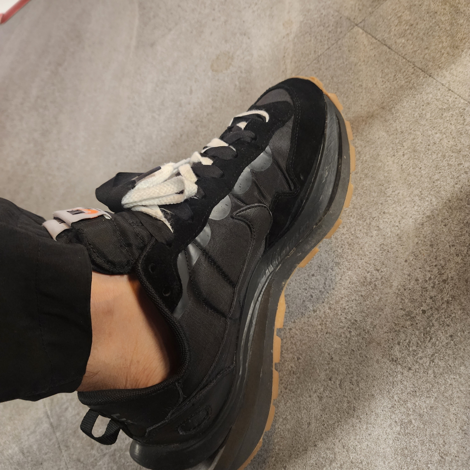 Nike x Sacai VaporWaffle Black and Gum 착용 스타일 - 1