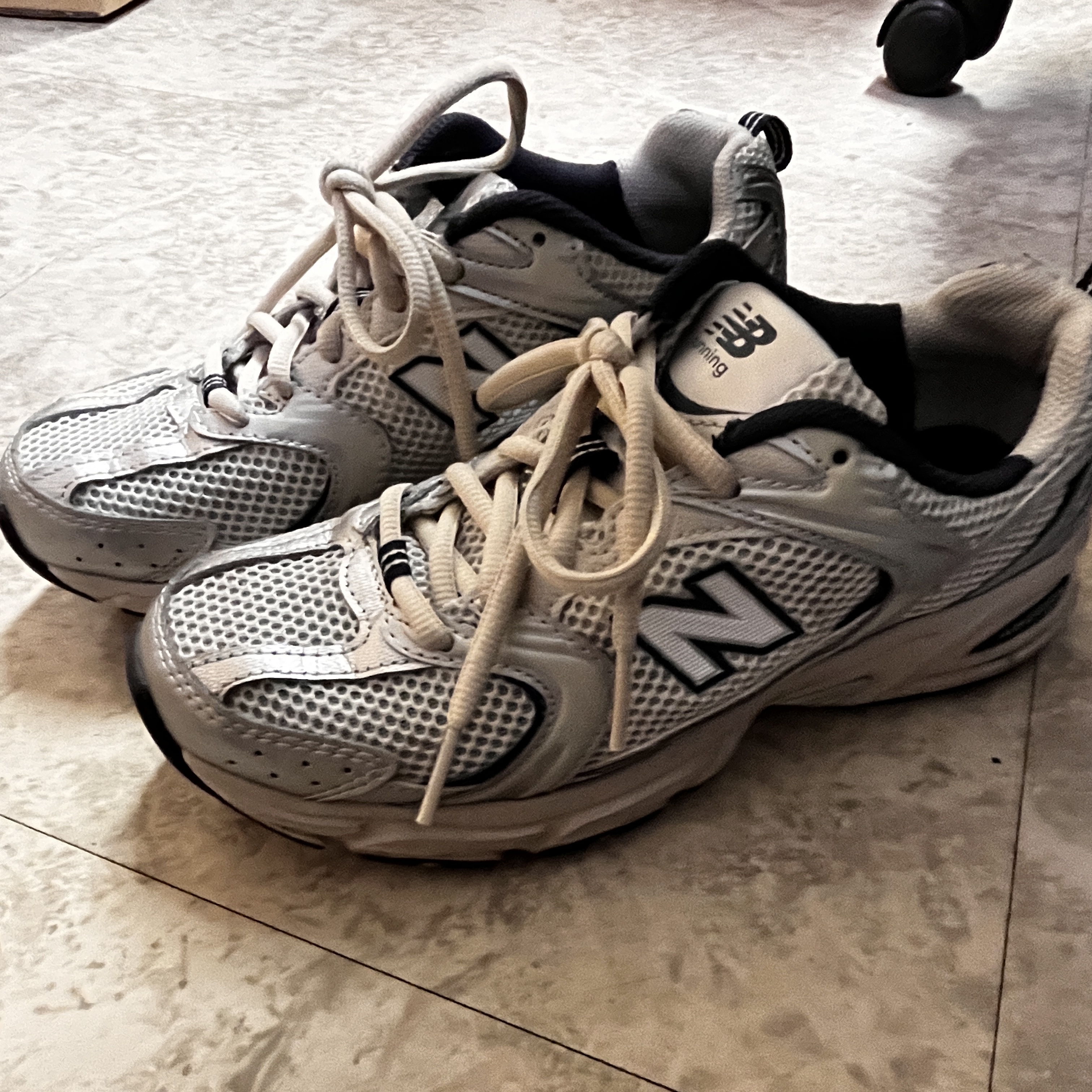 New Balance 530 Steel Grey 착용 스타일 - 1