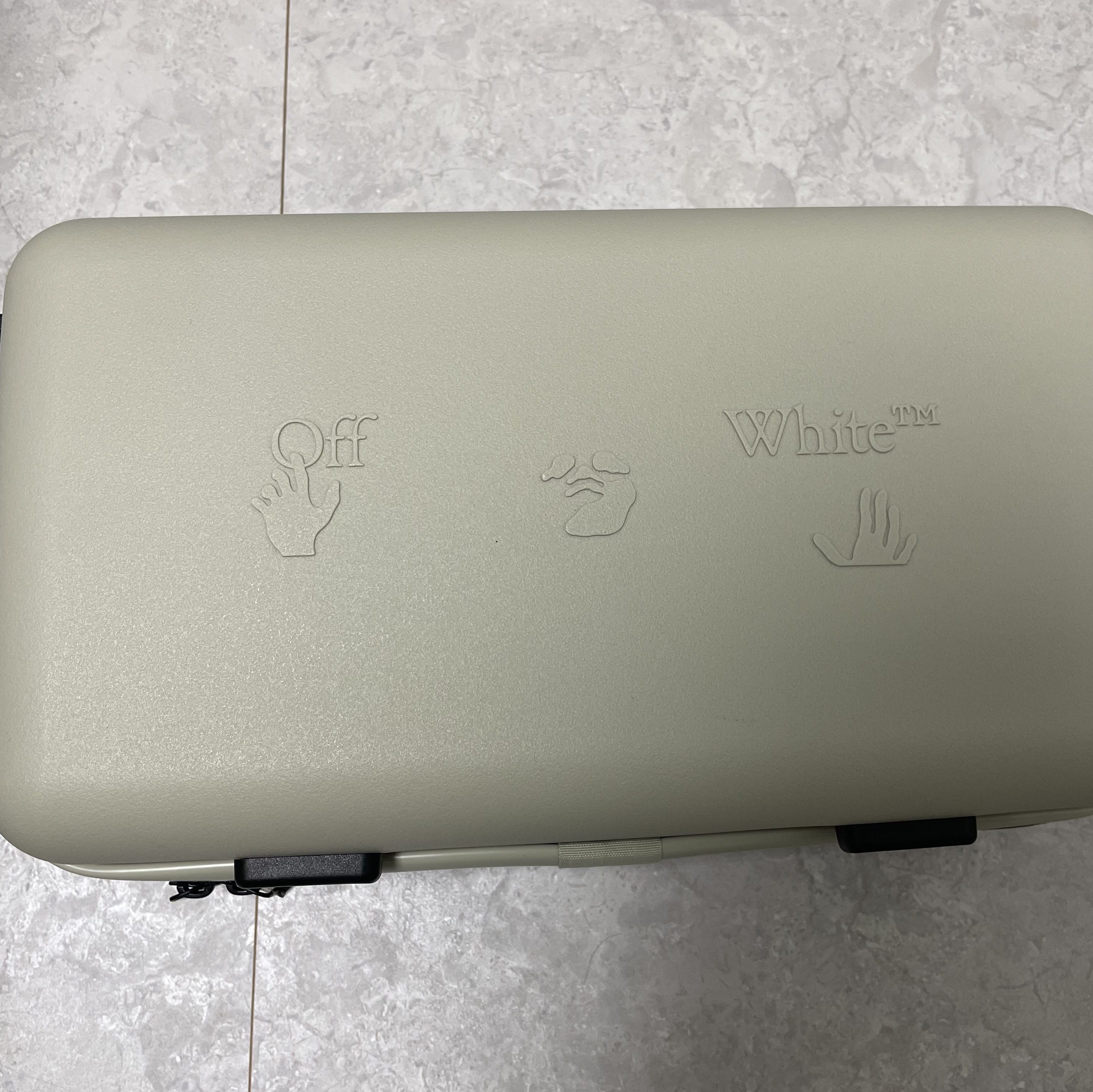 Off-White x Amore Pacific Protection Box (Without Cosmetics) 착용 스타일