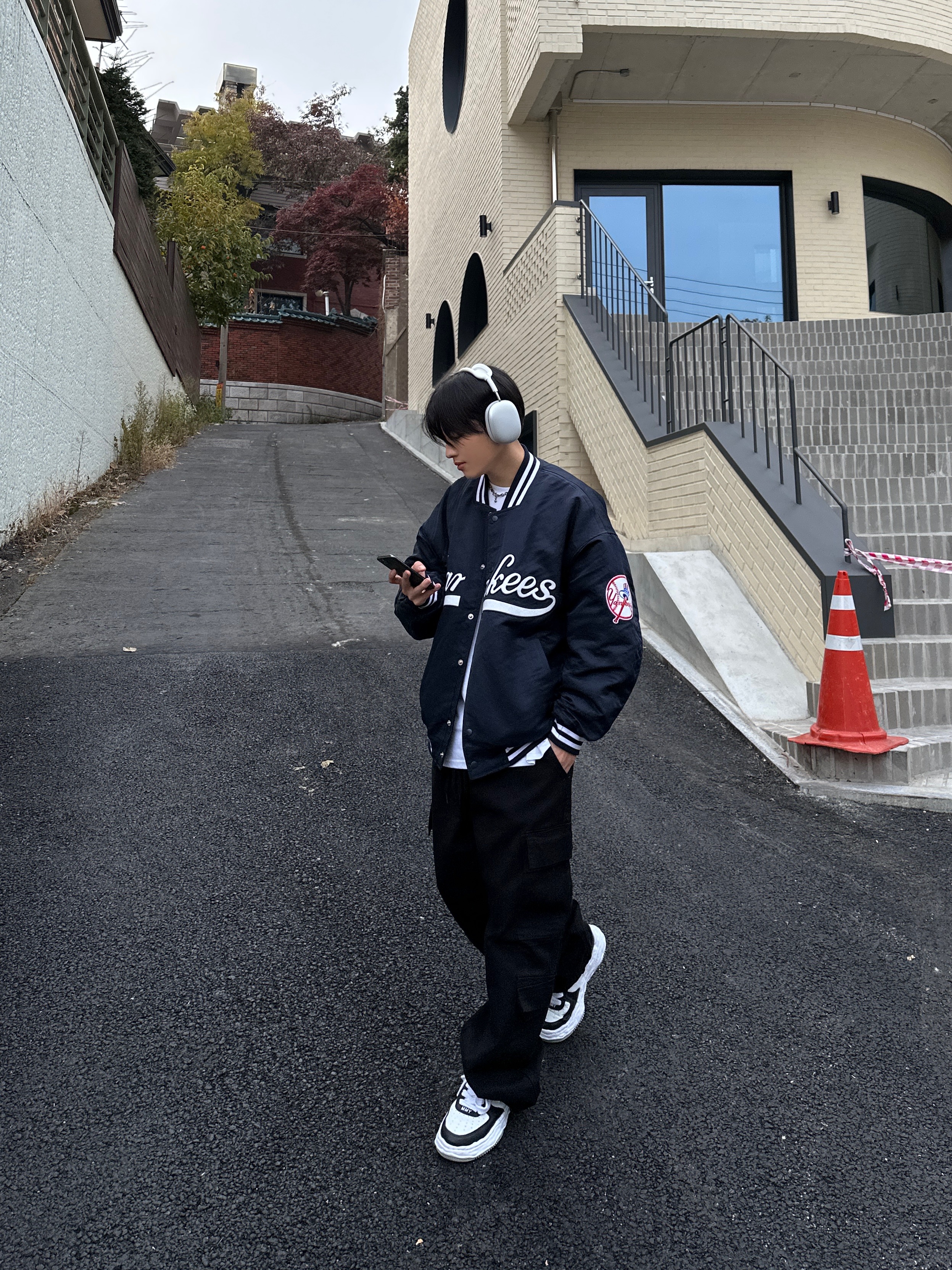 Apple AirPods Max Lightning Silver (Korean Ver.), Maison Mihara Yasuhiro Wayne OG Sole Leather Low-top Sneakers Black White 착용 스타일 - 2