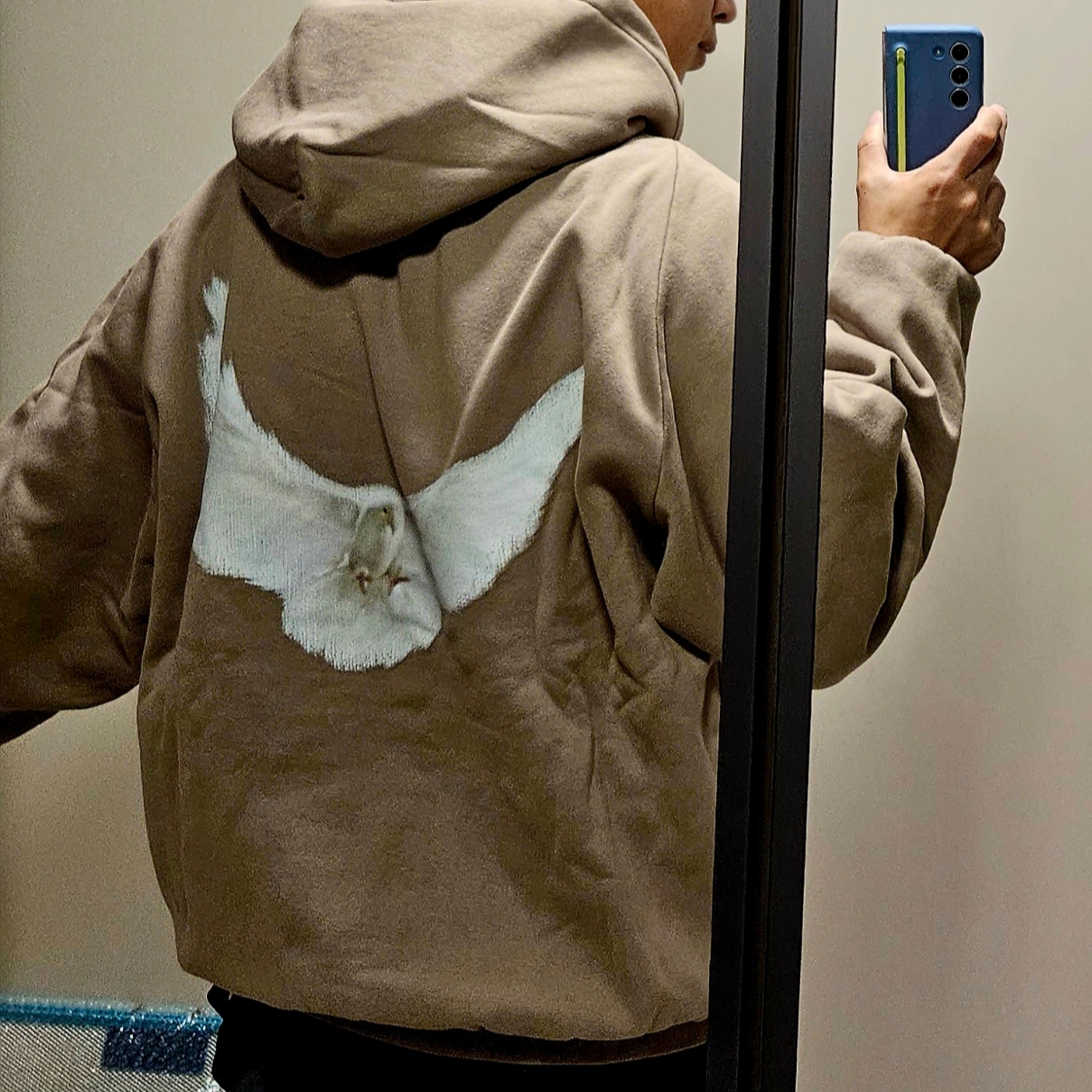 Yeezy Gap Engineered By Balenciaga Dove Shrunken Hoodie Beige 착용 스타일 - 3