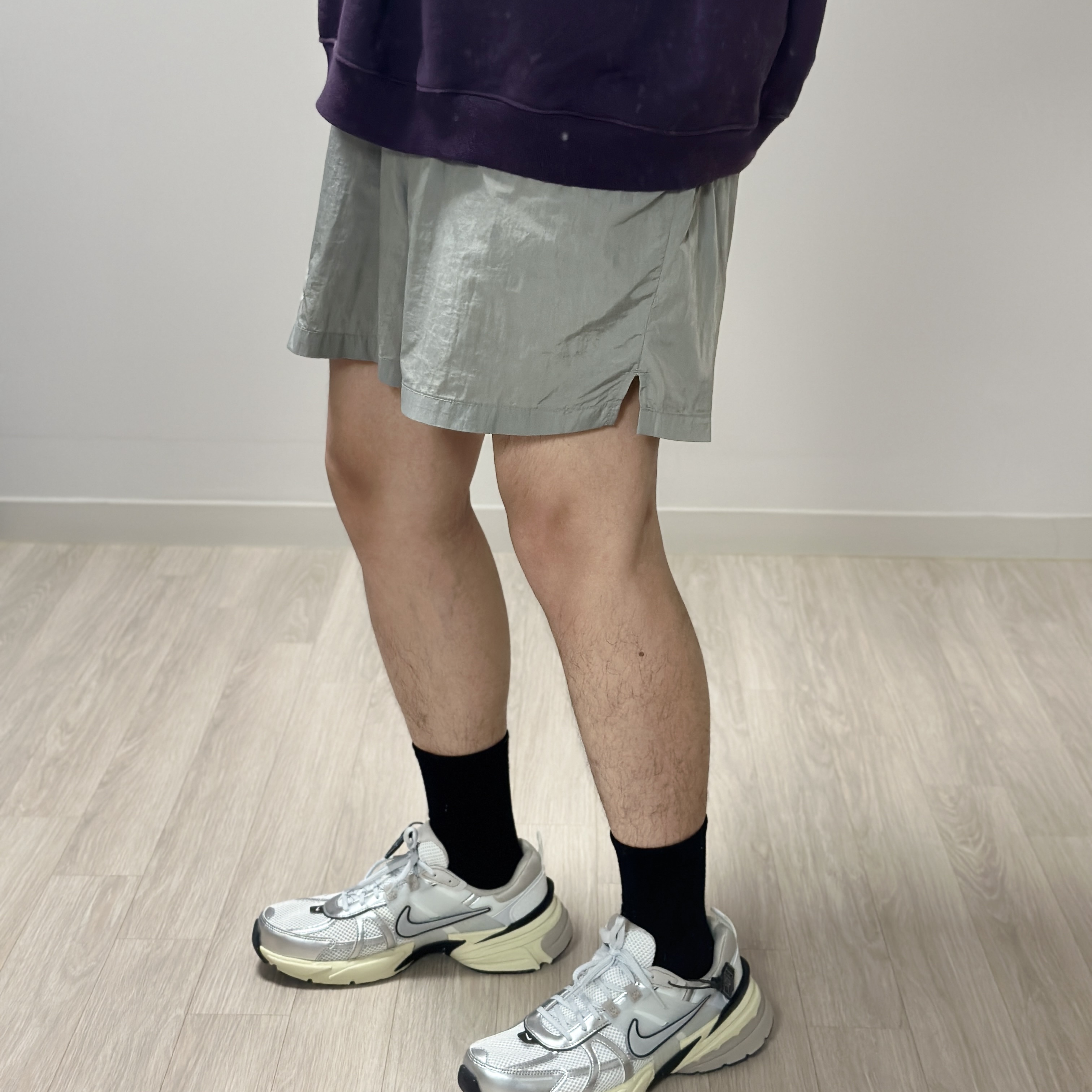 Nike V2K Run Summit White Metallic Silver 착용 스타일 - 3