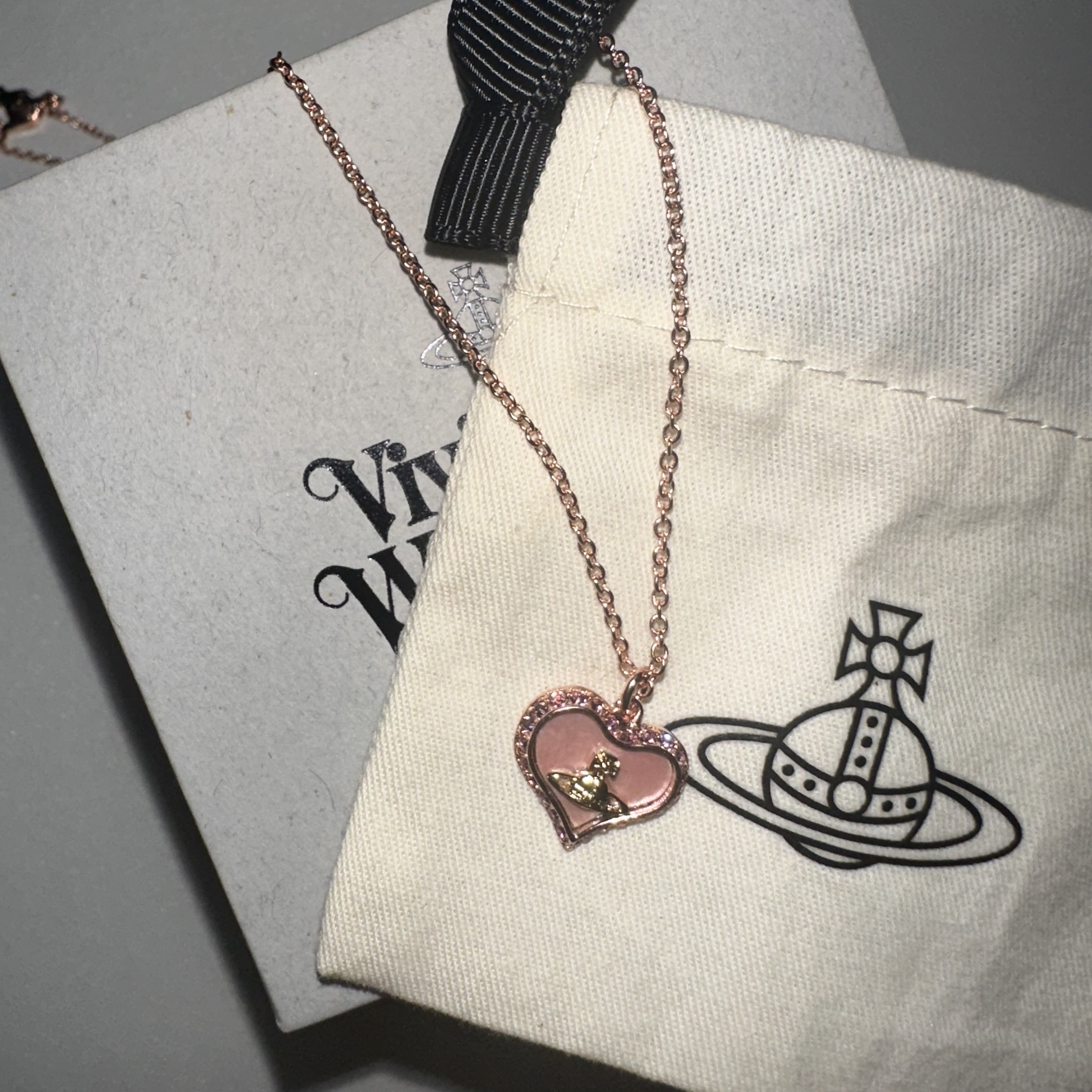 Vivienne Westwood Petra Necklace Pink Gold 착용 스타일 - 2