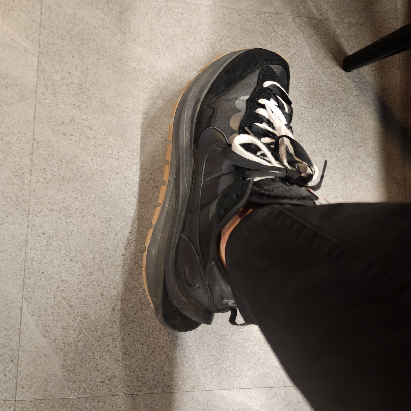 Nike x Sacai VaporWaffle Black and Gum 착용 스타일 - 2