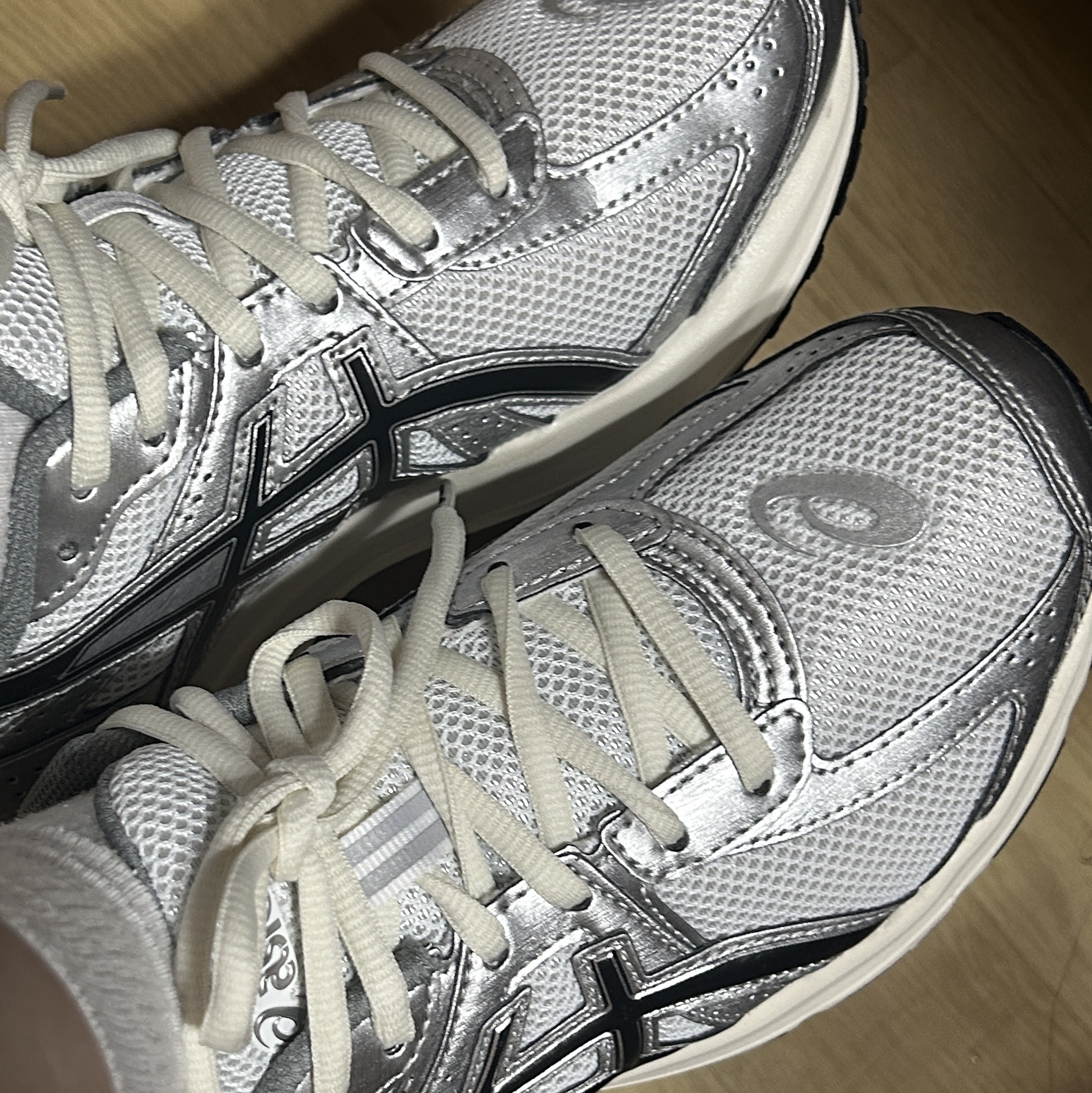 Asics Jog 100 S White Black - 2E Wide 착용 스타일 - 1