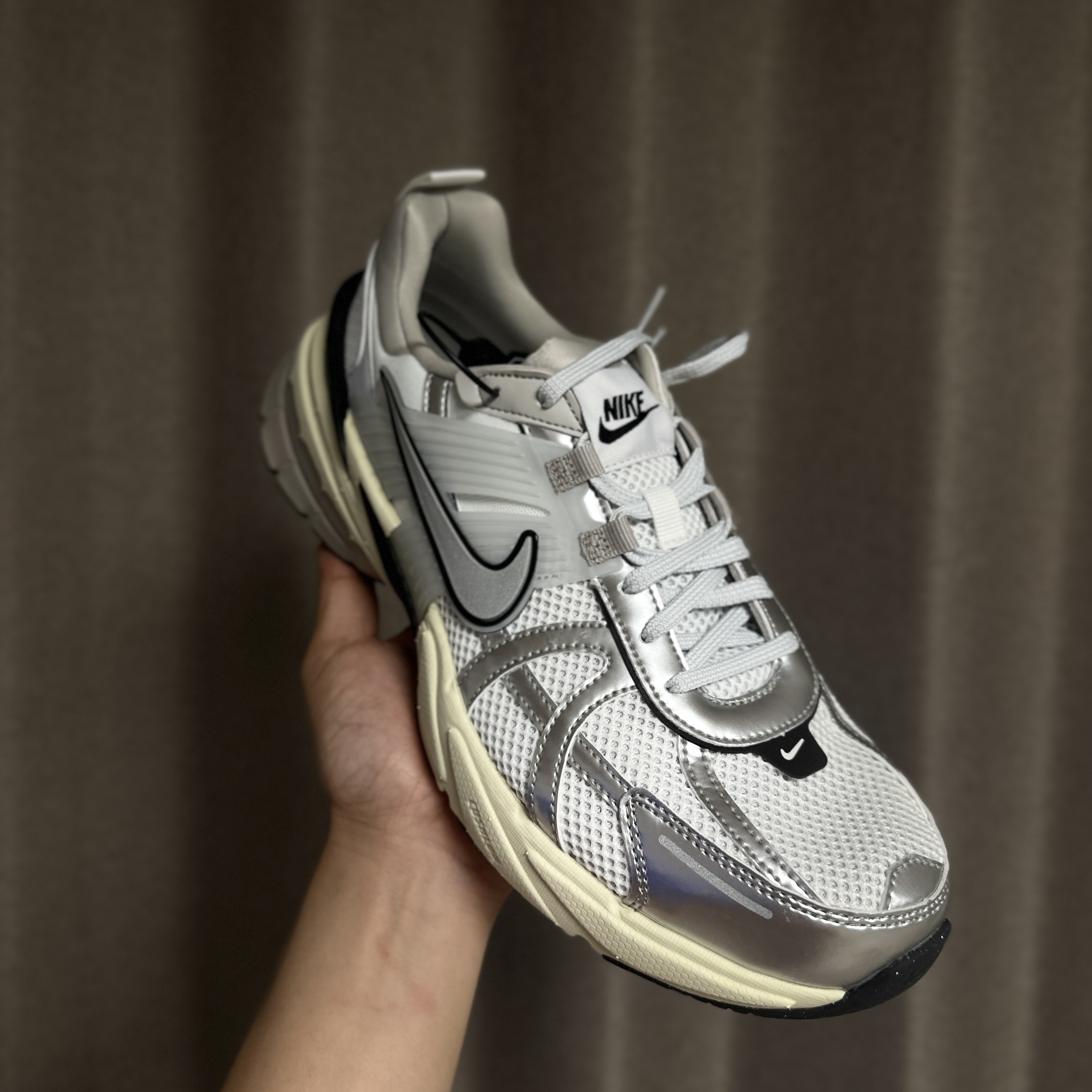 Nike V2K Run Summit White Metallic Silver 착용 스타일 - 5