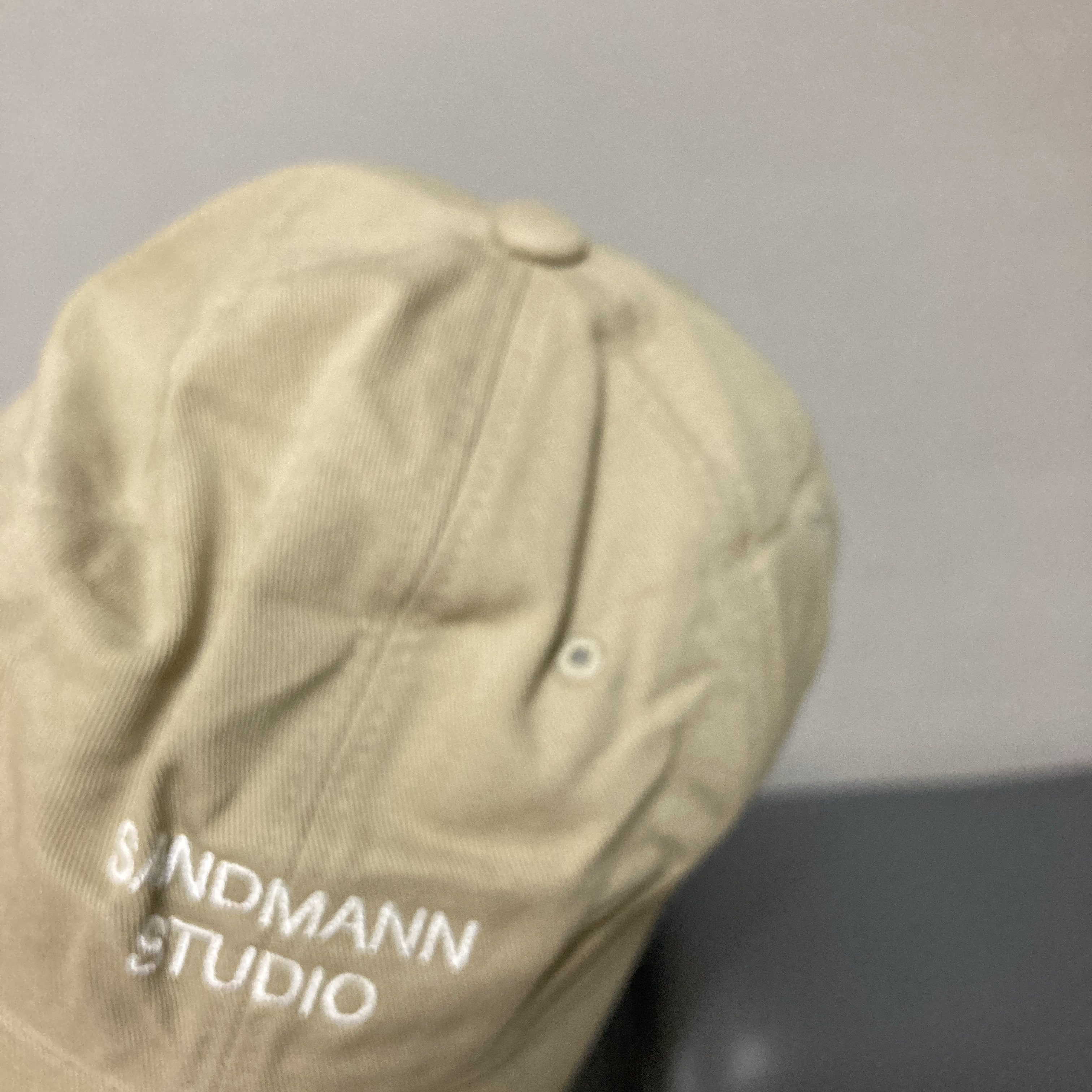 SANDMANN Cap Beige 착용 스타일 - 3