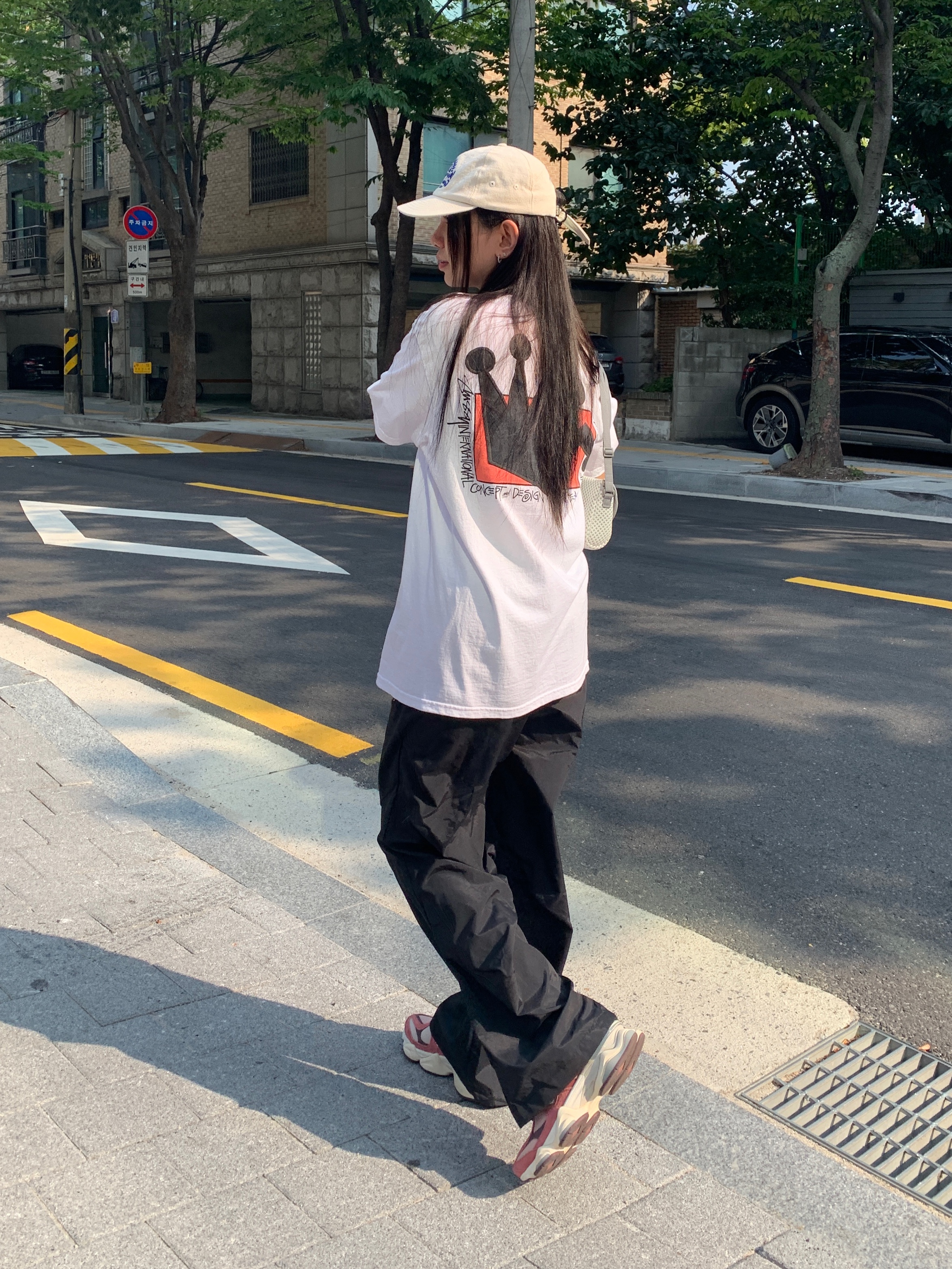 Stussy Lb Crown T-Shirt White, New Balance 9060 Cherry Blossom 착용 스타일 - 1