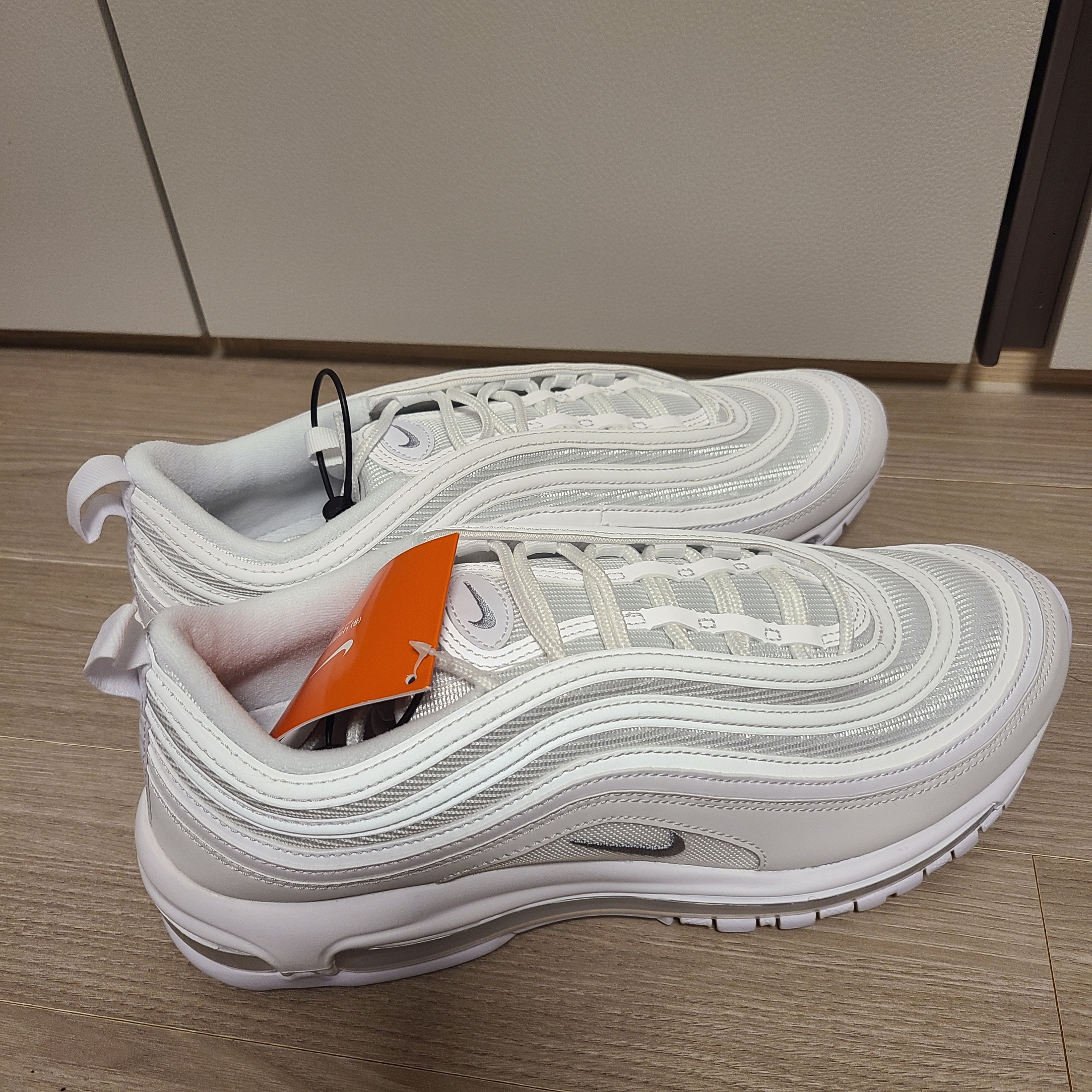 Nike Air Max 97 Triple White Wolf Grey 착용 스타일