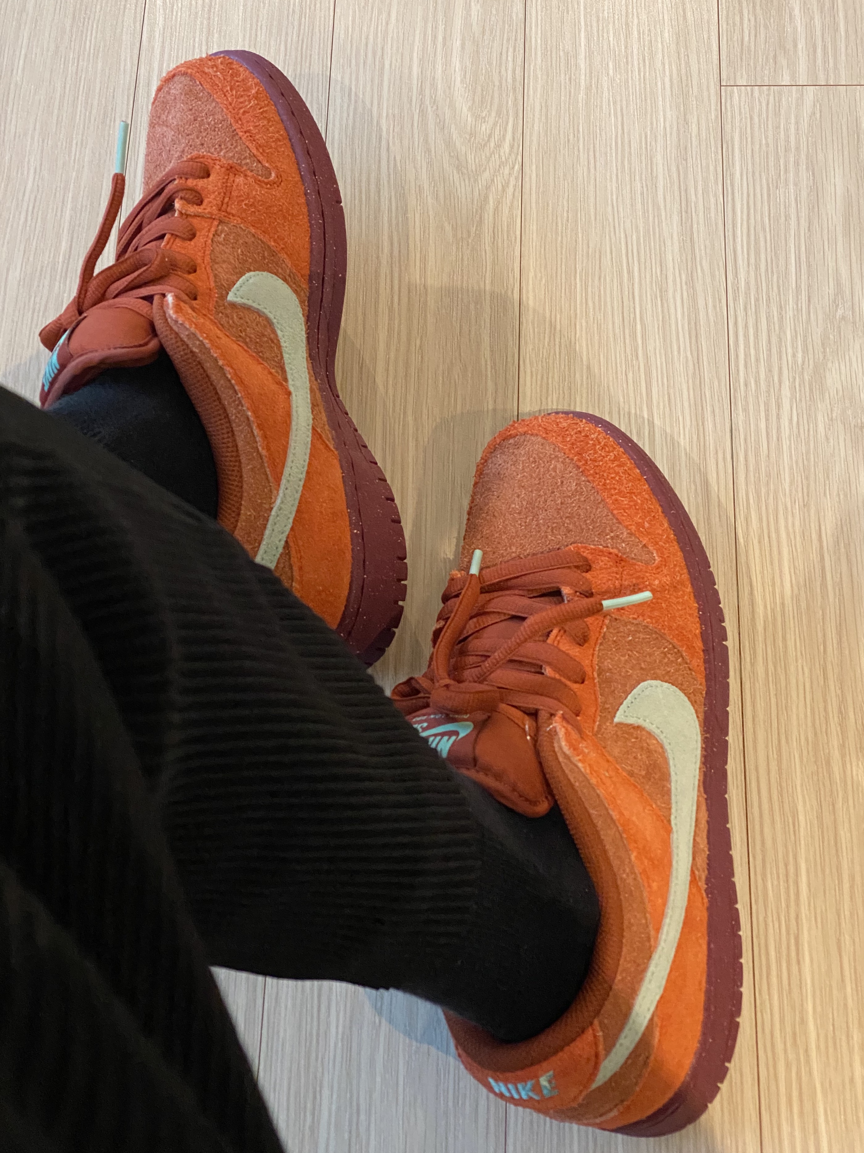 Nike SB Dunk Low Pro Premium Mystic Red and Rosewood 착용 스타일