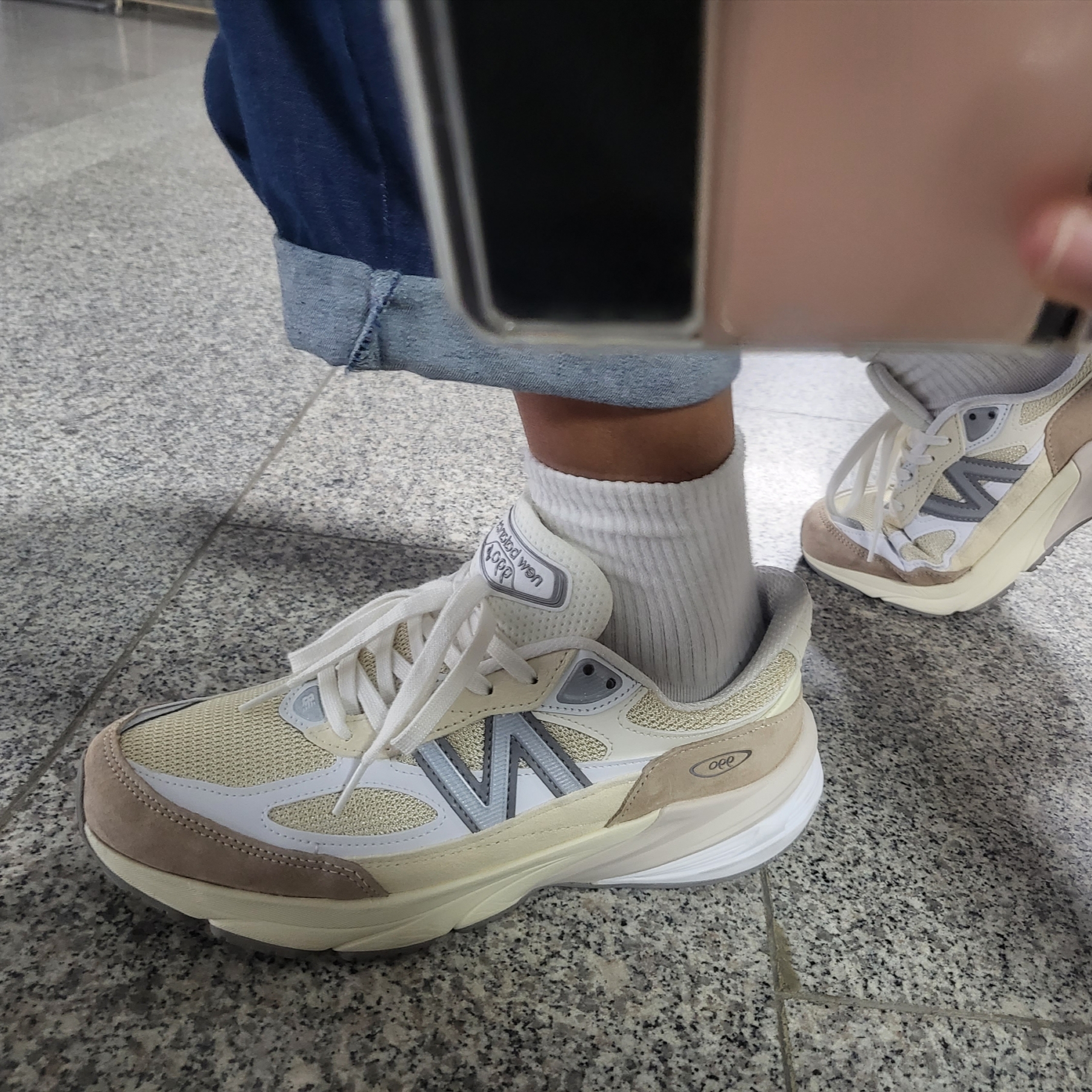 New Balance 990v6 Made in USA Cream Mindful Grey 착용 스타일 - 2