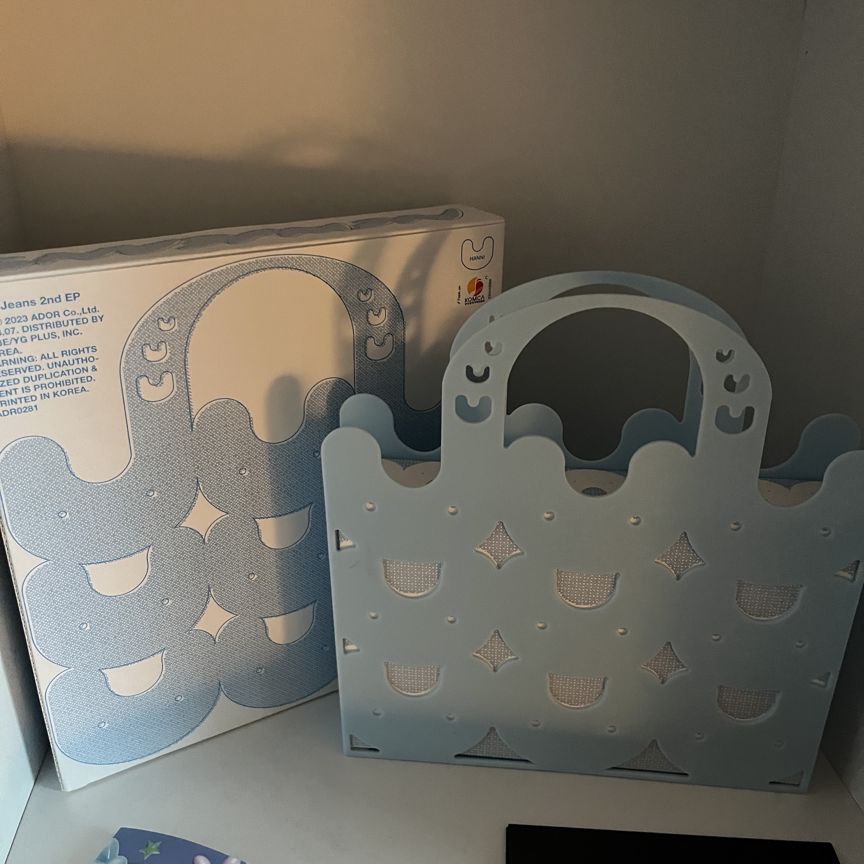 NewJeans 2nd EP Get Up Bunny Beach Bag Blue (Hanni Ver.) 착용 스타일 - 1