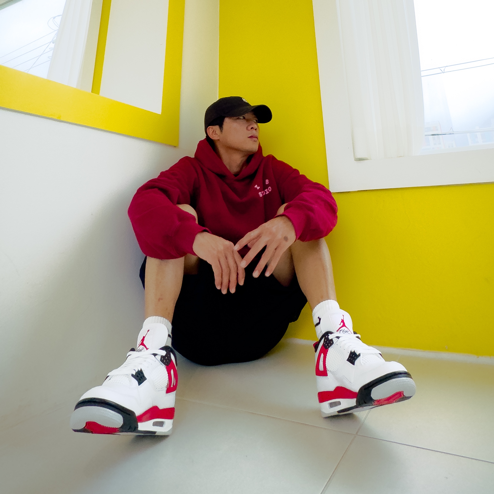 Jordan 4 Retro Red Cement, IAB Studio Hoodie Raspberry 착용 스타일 - 1