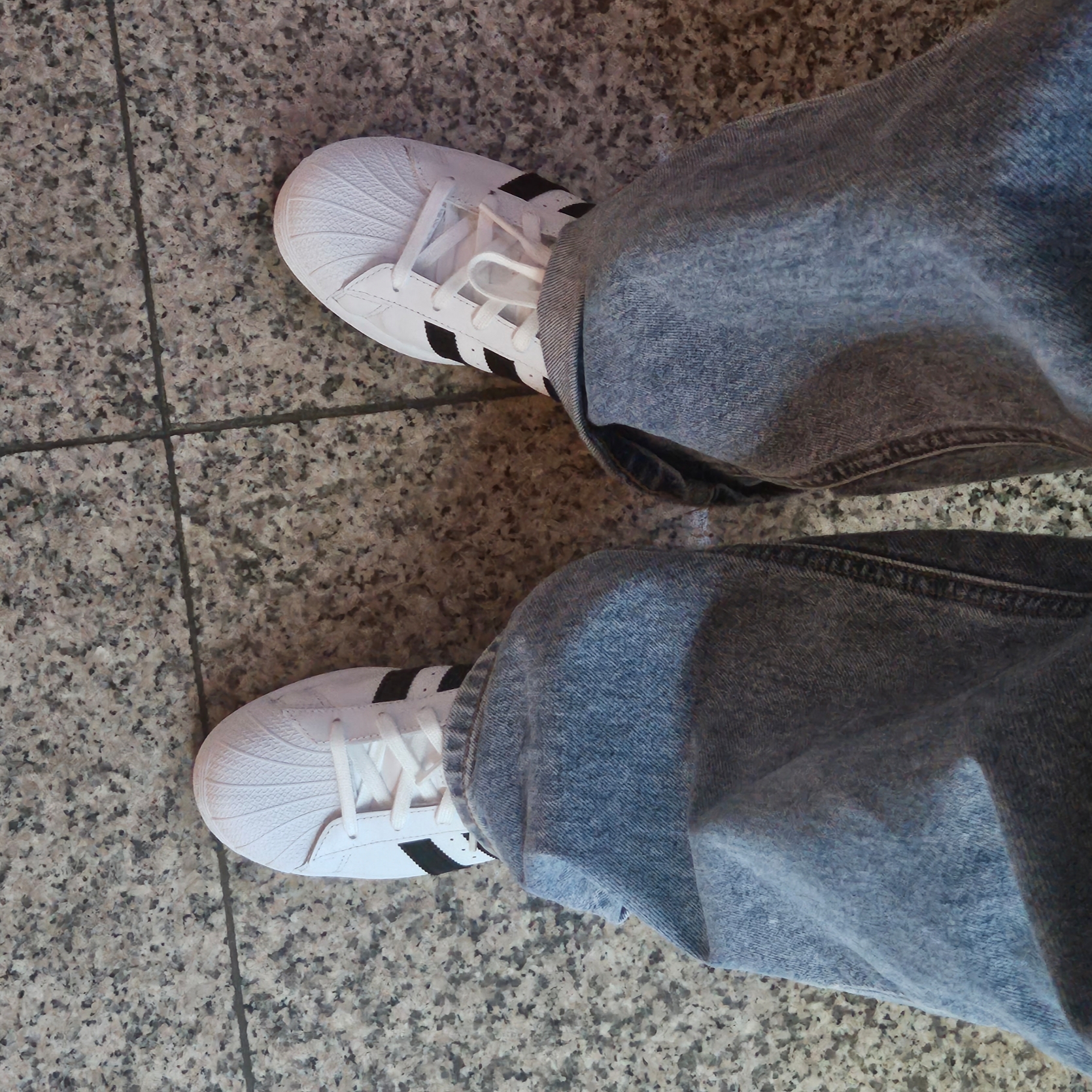 Adidas Superstar White Black 착용 스타일 - 2