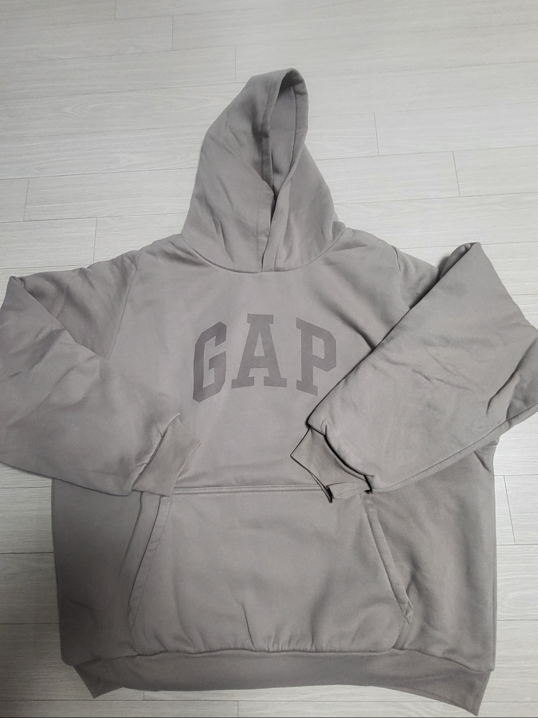 Nike x Drake Nocta Tech Fleece Open Hem Pants Black (FD8460-010), Yeezy Gap Engineered By Balenciaga Dove Shrunken Hoodie Beige 착용 스타일 - 2