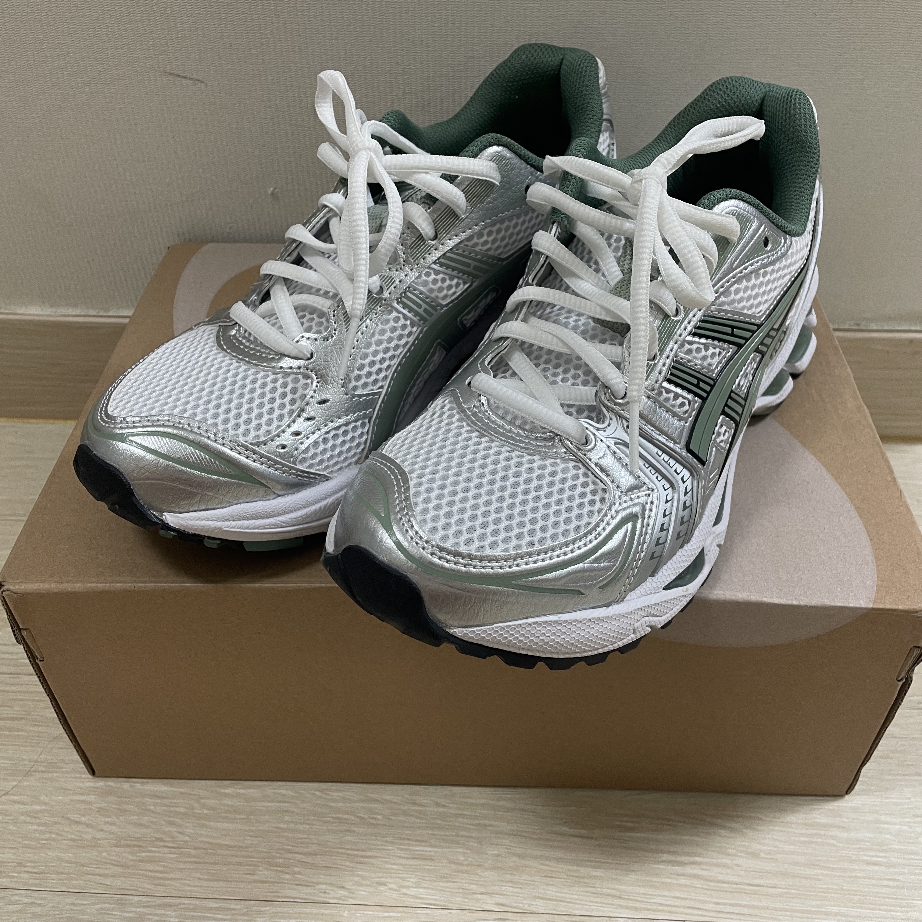 Asics Gel-Kayano 14 White Slate Grey 착용 스타일 - 1