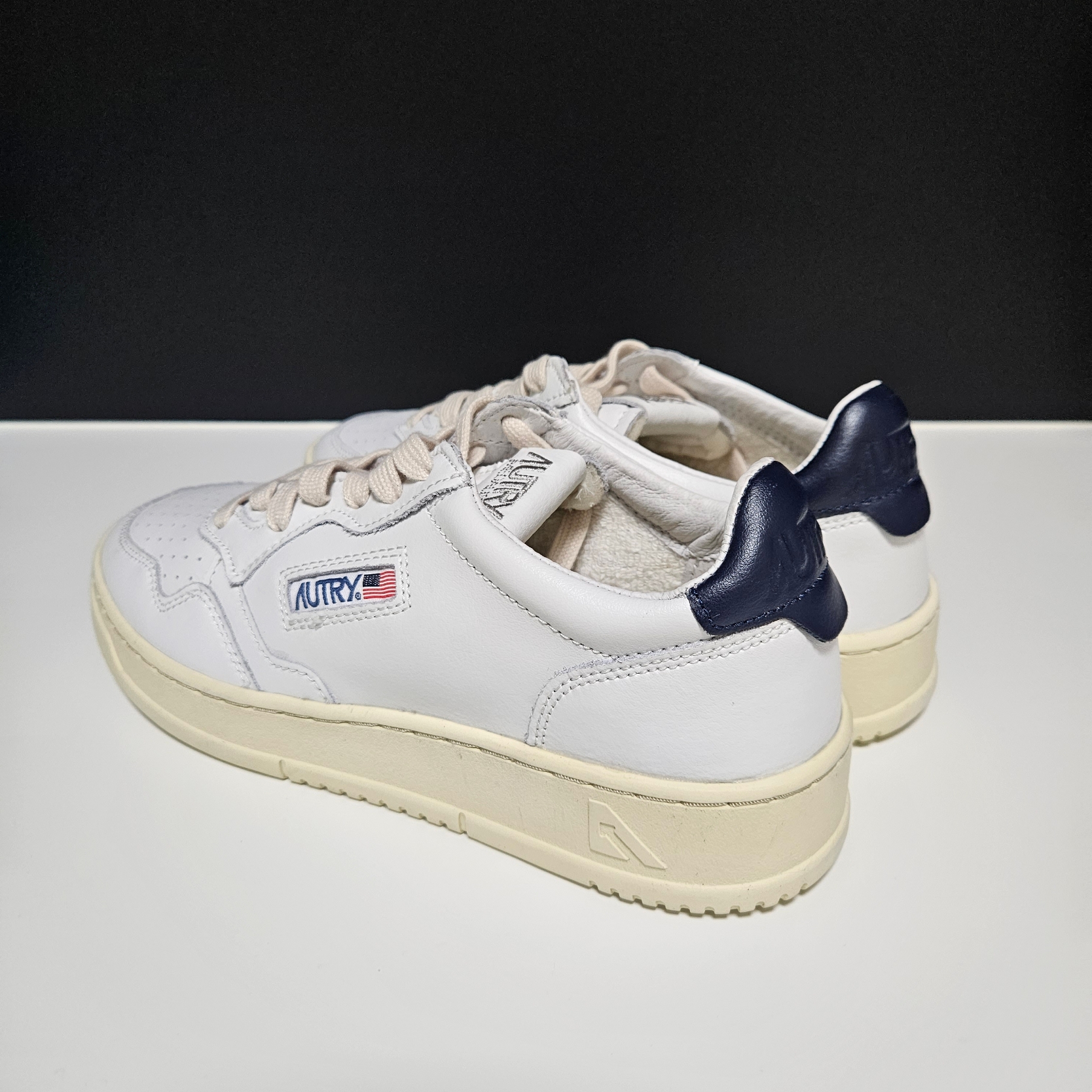 Autry Medalist Low Leather Sneakers White Blue 착용 스타일 - 2