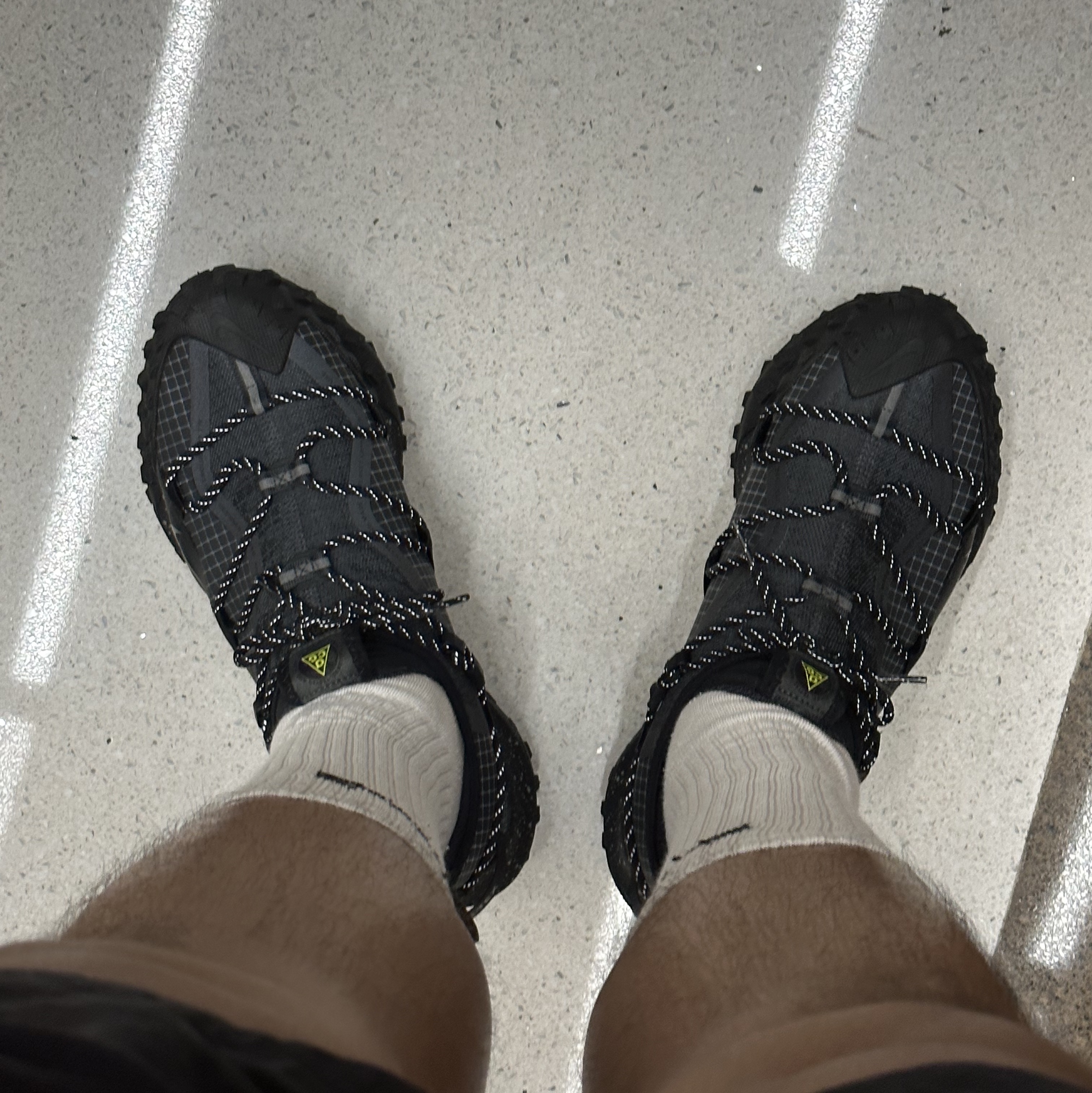 Nike ACG Mountain Fly Low Gore-Tex SE Dark Smoke Grey 착용 스타일
