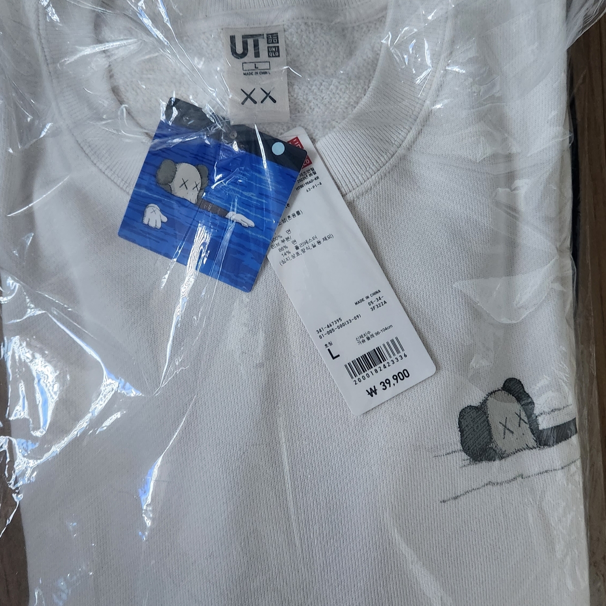 Uniqlo UT x Kaws Long Sleeve Sweatshirt Off White 착용 스타일