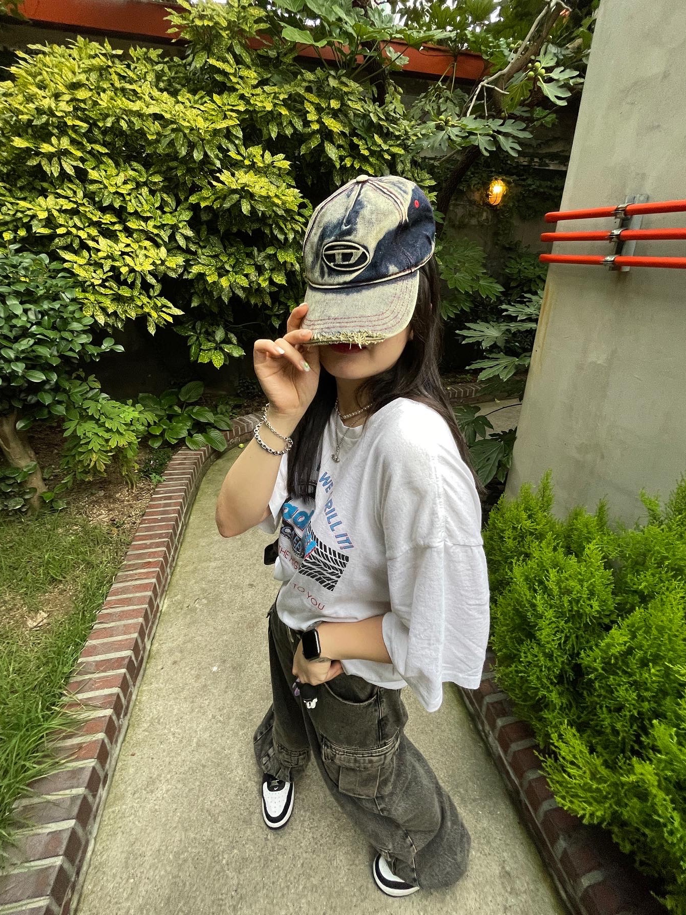 Diesel C-Seymon Treated Denim Baseball Cap Blue White, Zara Utility Cargo Jeans Black 착용 스타일 - 2