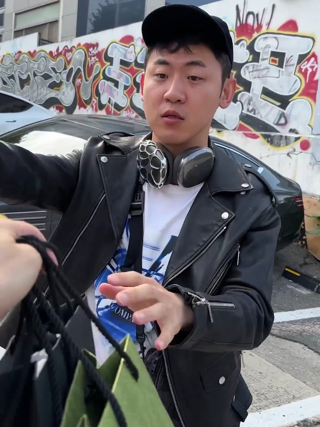 Test Artifact Era Max 001 Chrome, Apple AirPods Max Lightning Space Gray (Korean Ver.) 착용 스타일 - 2