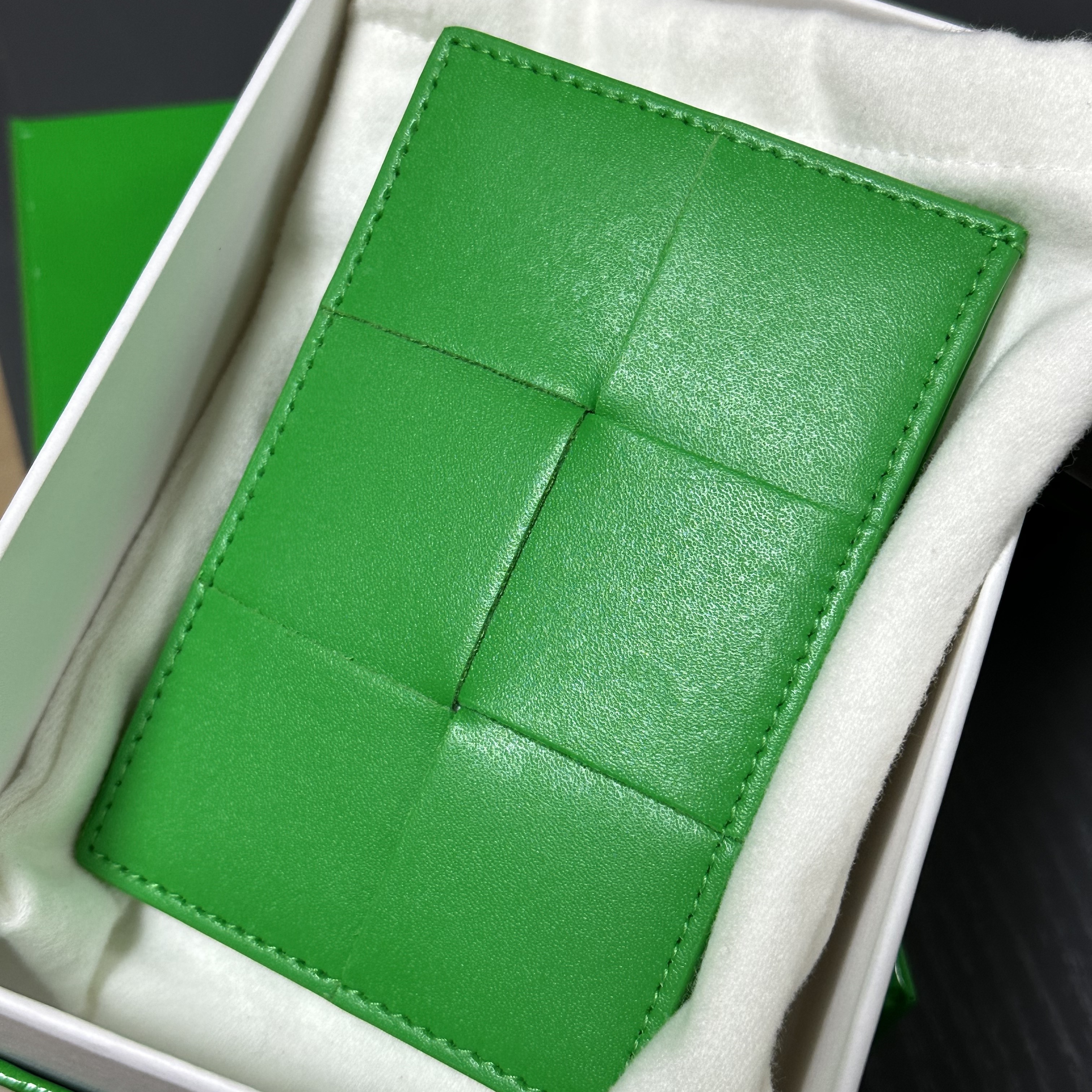 Bottega Veneta Credit Card Case Calfskin Parakeet 착용 스타일 - 2