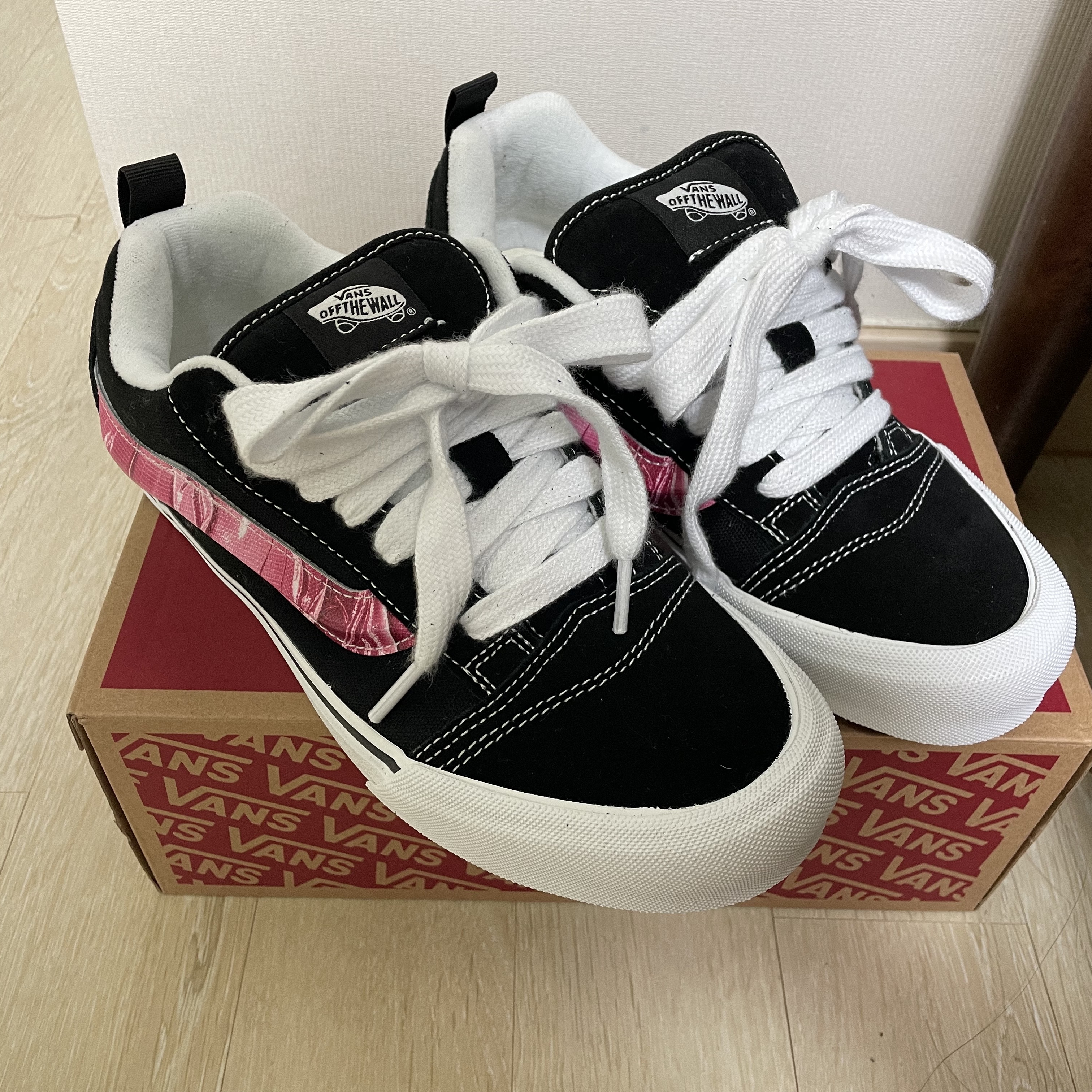 Vans x Peaches. Knu-Skool Black Pink 착용 스타일 - 1