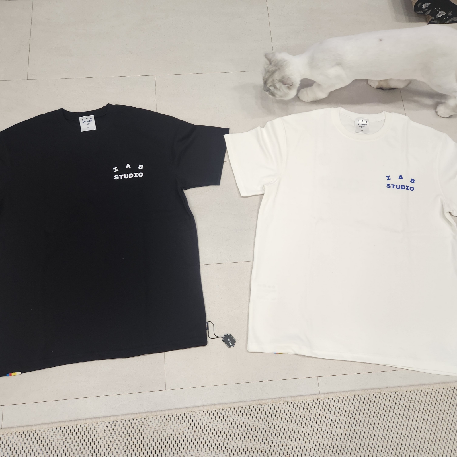 IAB Studio 10th Anniversary T-Shirts Pack White & Black (2 Pack) 착용 스타일 - 1