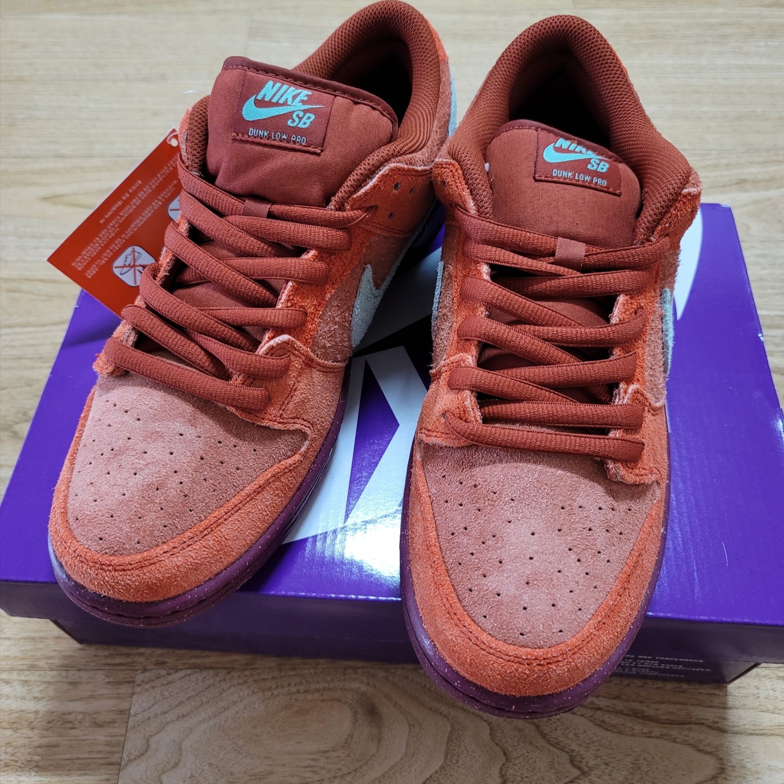 Nike SB Dunk Low Pro Premium Mystic Red and Rosewood 착용 스타일 - 1