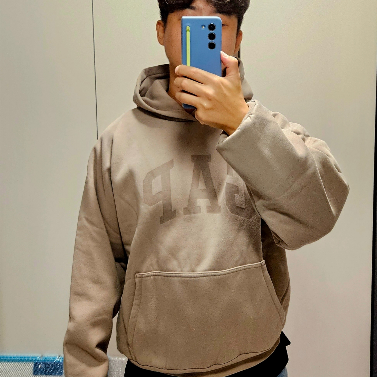 Yeezy Gap Engineered By Balenciaga Dove Shrunken Hoodie Beige 착용 스타일 - 4
