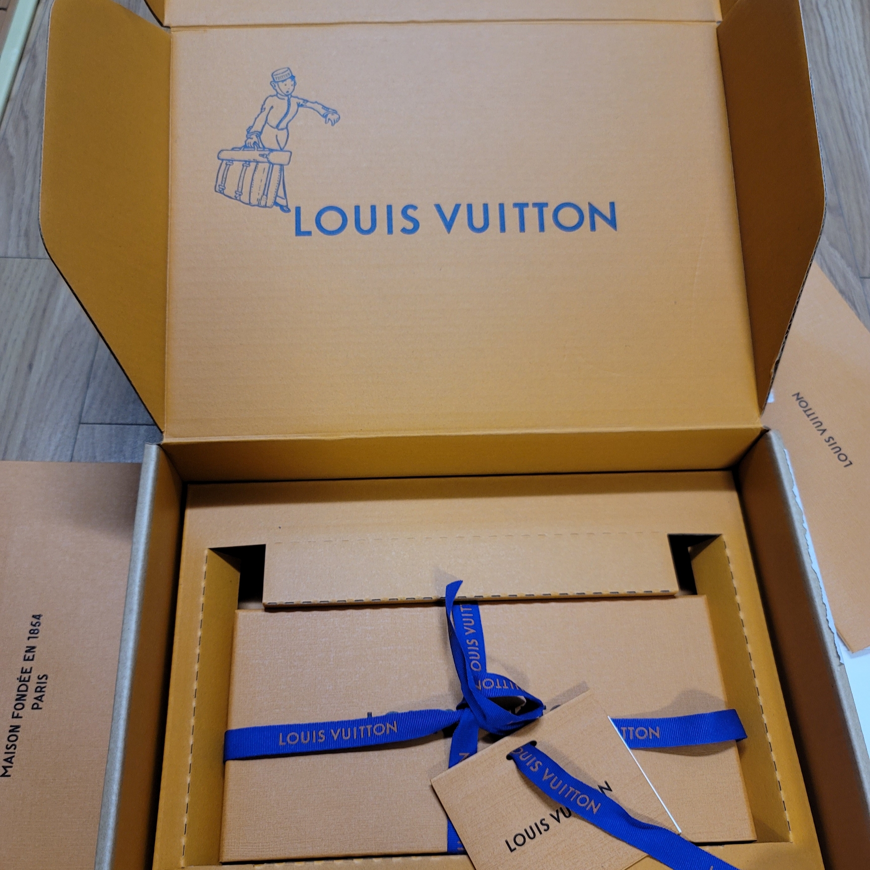 (W) Louis Vuitton Monogram Ultimate BB Bandeau Black 착용 스타일 - 2