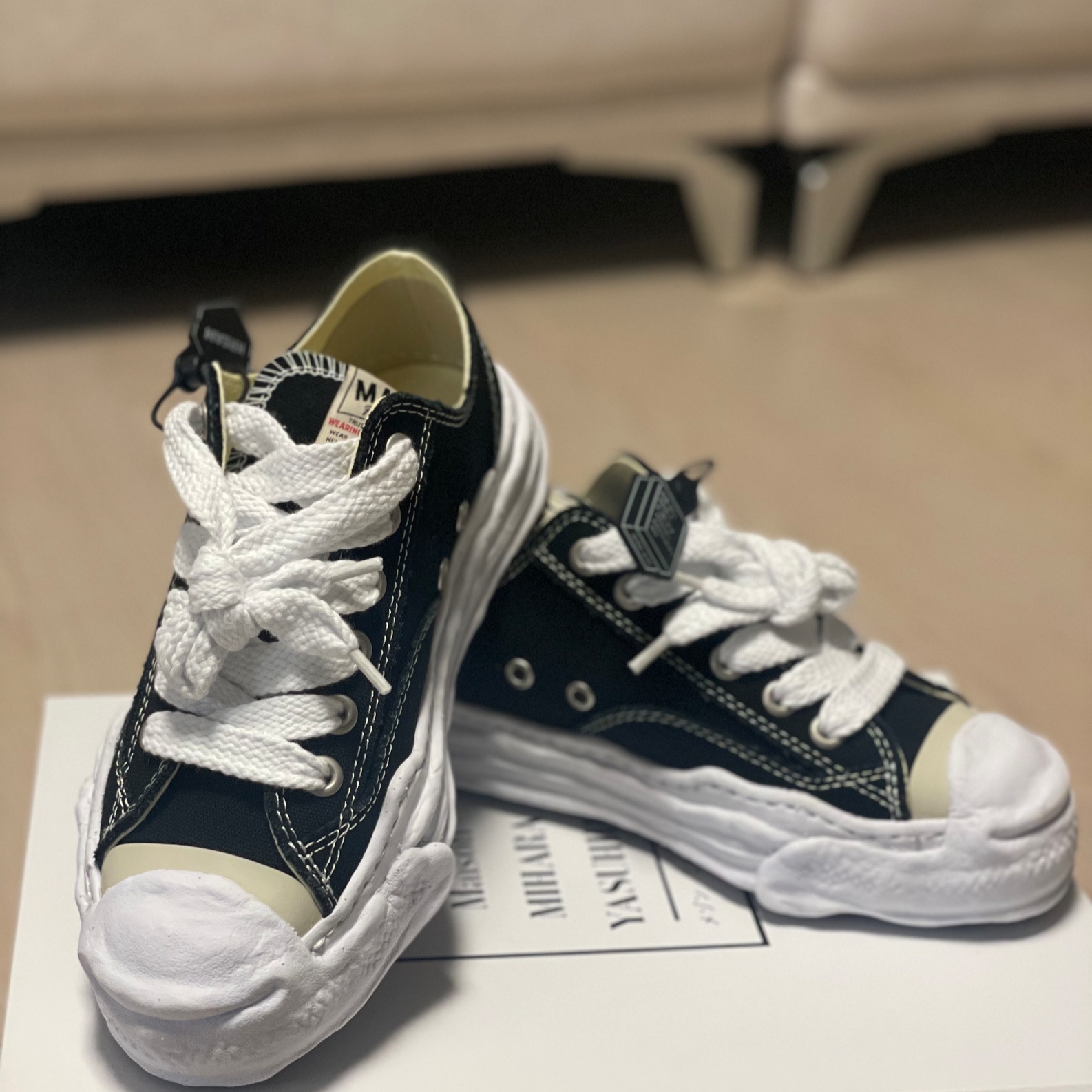 Maison Mihara Yasuhiro Hank OG Sole Canvas Low-top Sneakers Black 착용 스타일 - 2